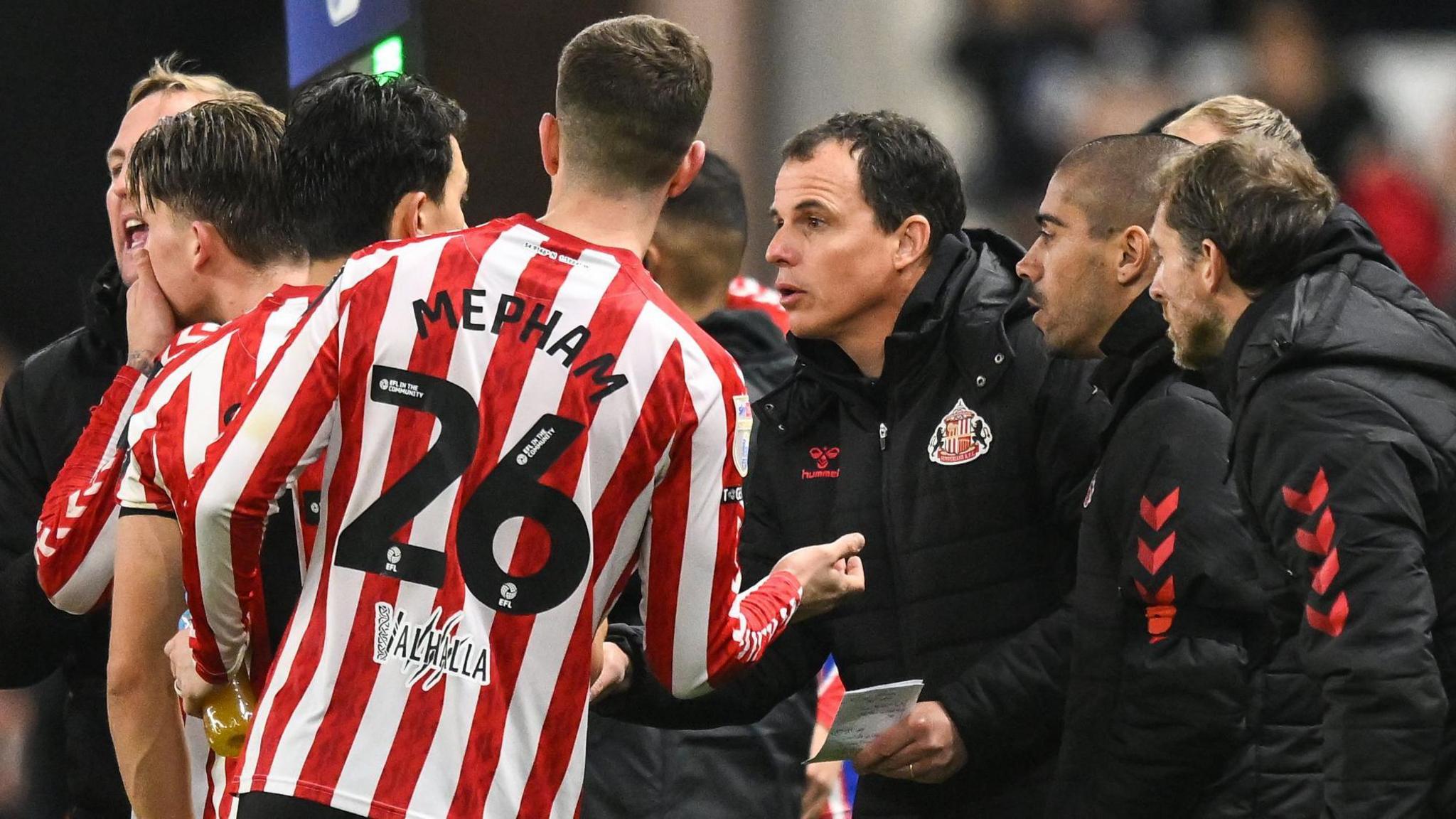 Regis Le Bris talks to his Sunderland players