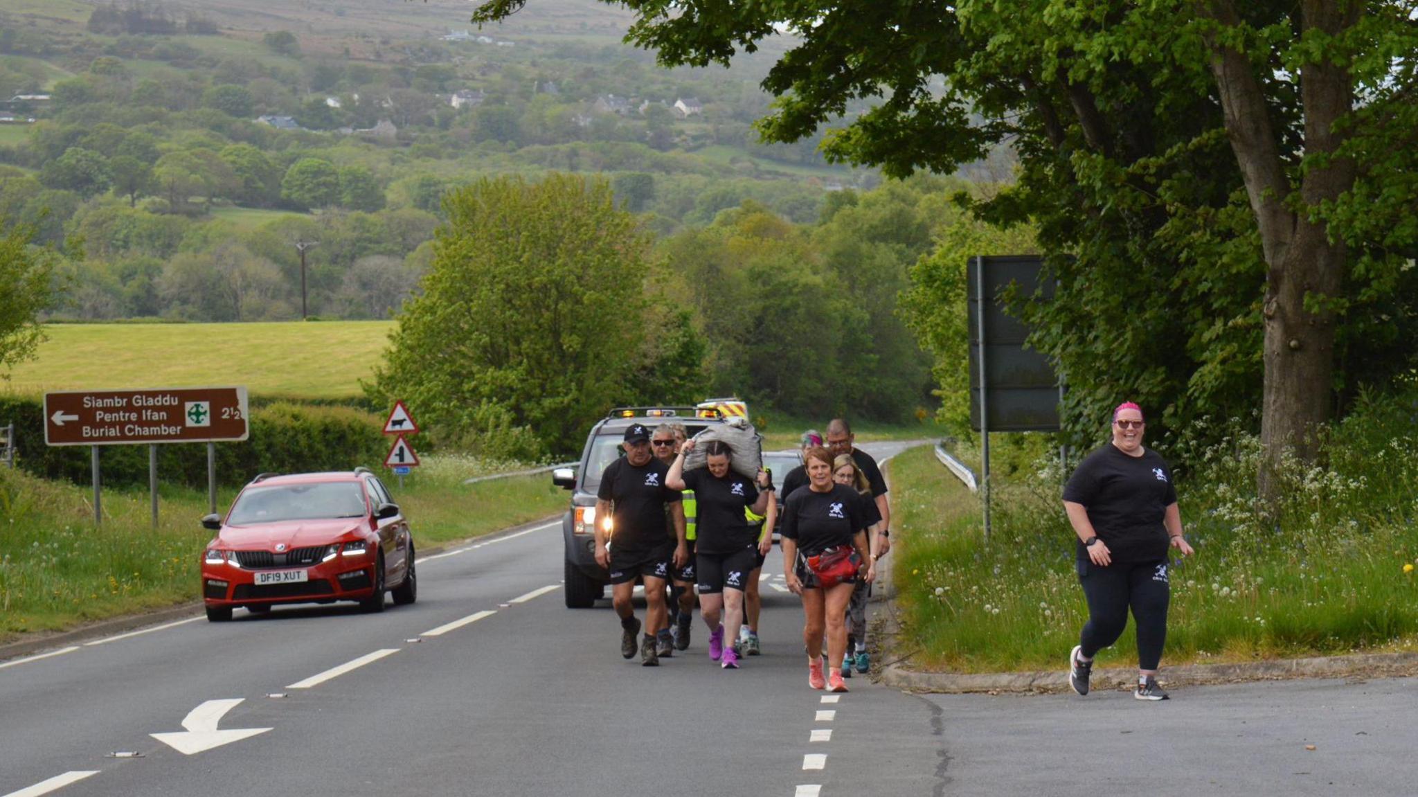 Amdani Sarah! Sarah Wootton yn cario'r glo heibio Pentre Ifan
