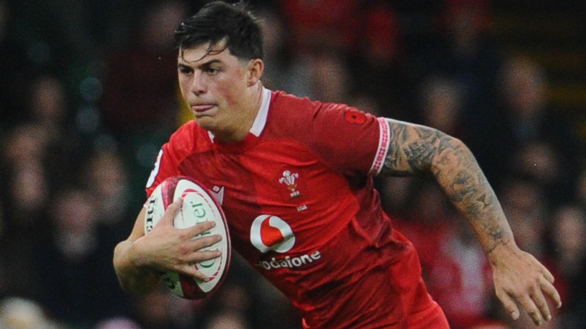 Louis Rees-Zammit looks determined as he runs with the ball under one arm