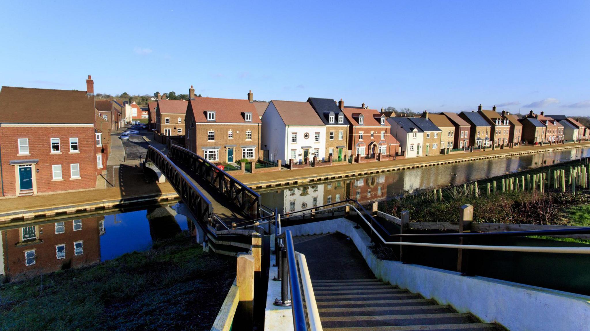 New houses next to the Wilts & Berks Canal in Wichelstowe, Swindon