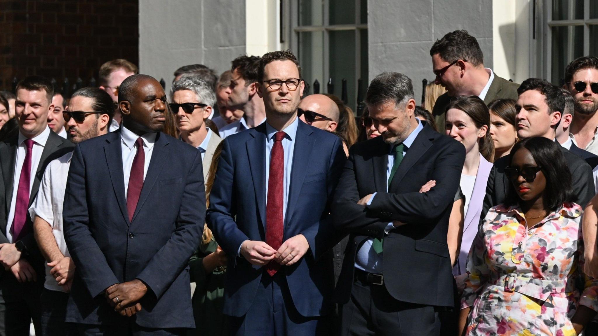 Daeth staff Rhif 10 ac aelodau'r cabinet i wrando ar ddatganiad Keir Starmer fore Llun