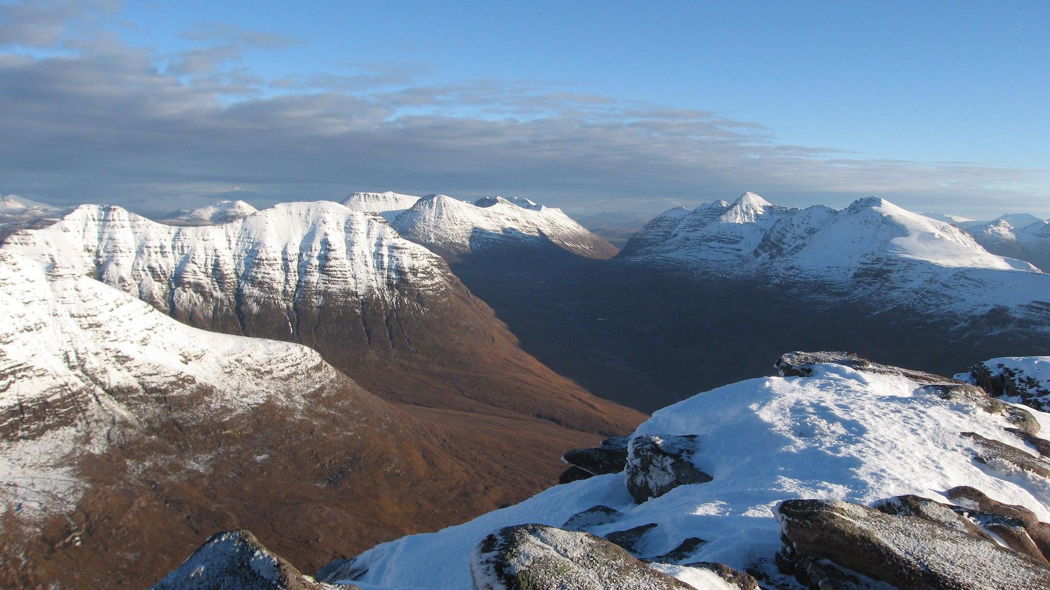Beanntan le sneachd orra.
