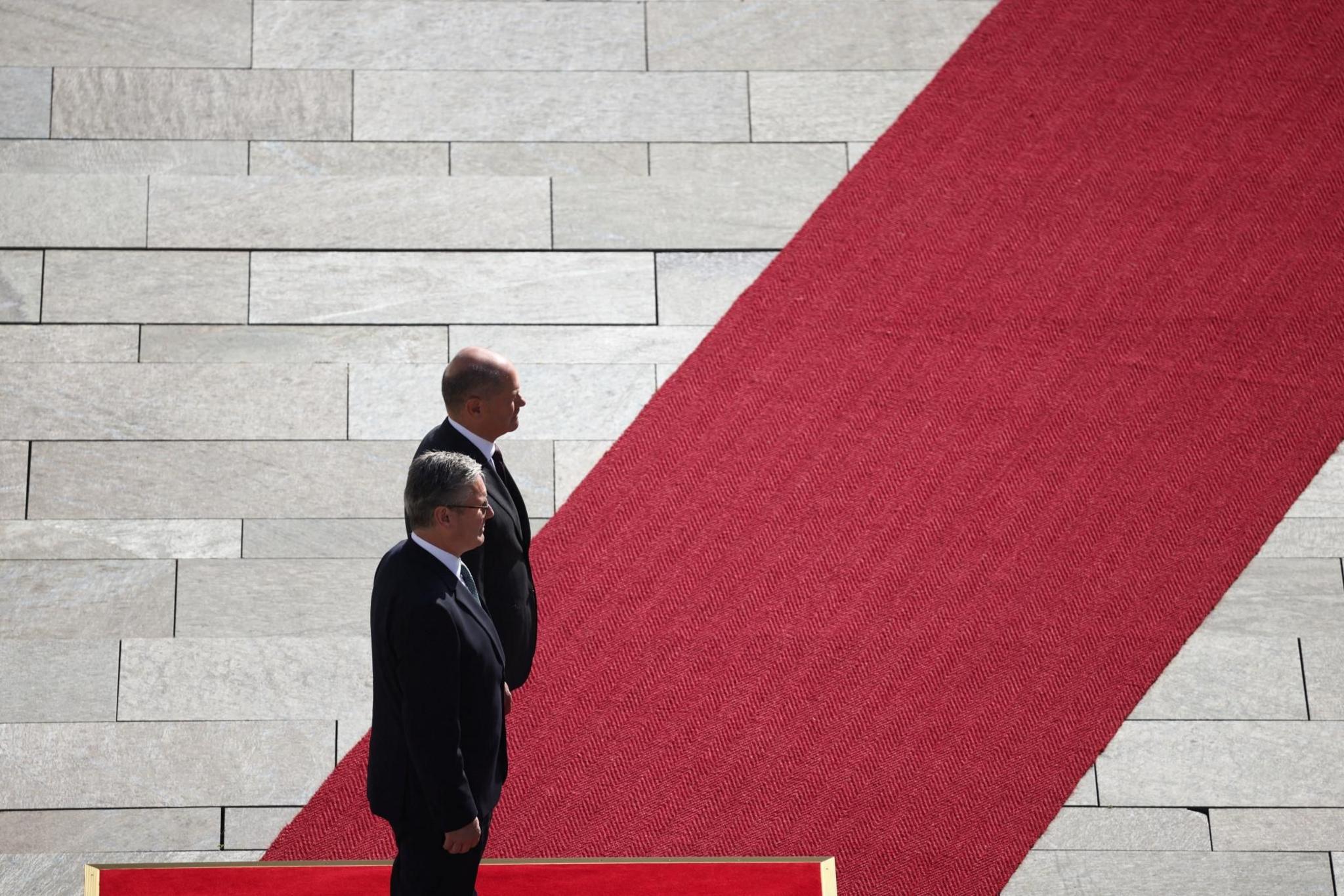 German Chancellor Olaf Scholz stands alongside British Prime Minister Keir Starmer