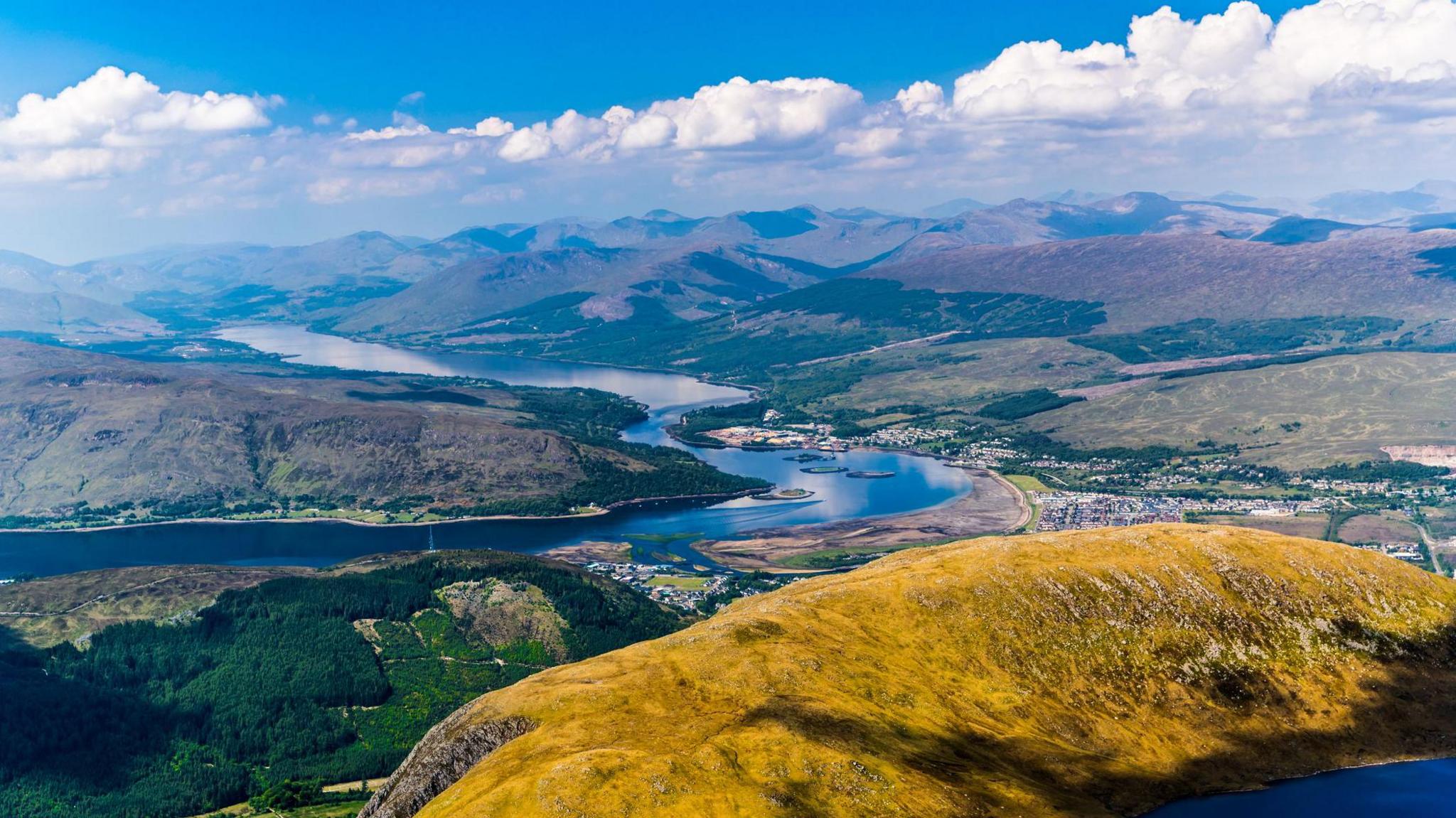 An Gearasdan agus An Linne Dhubh bhon adhar