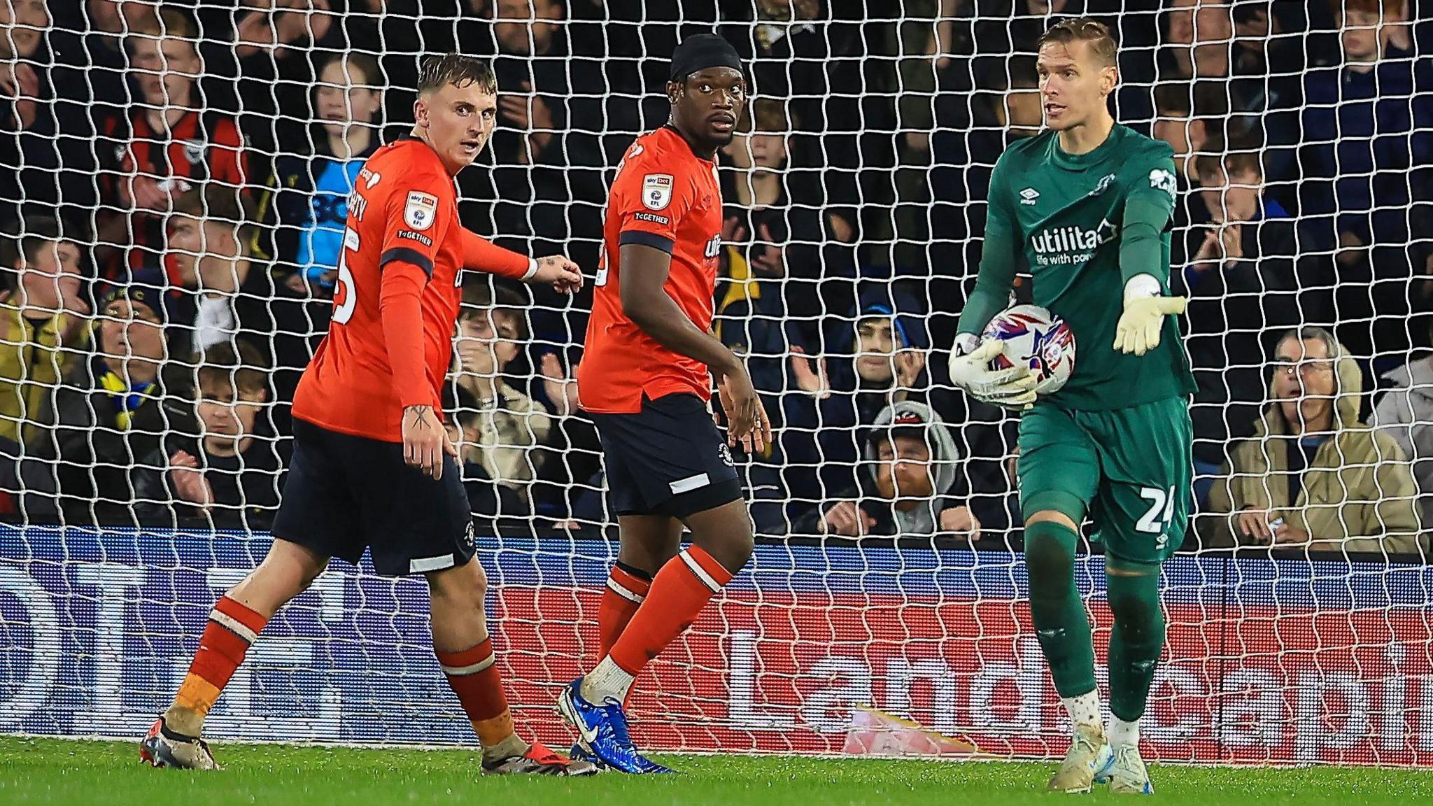 Thomas Kaminksi talks to his defenders during Luton Town's 2-2 draw with Oxford United