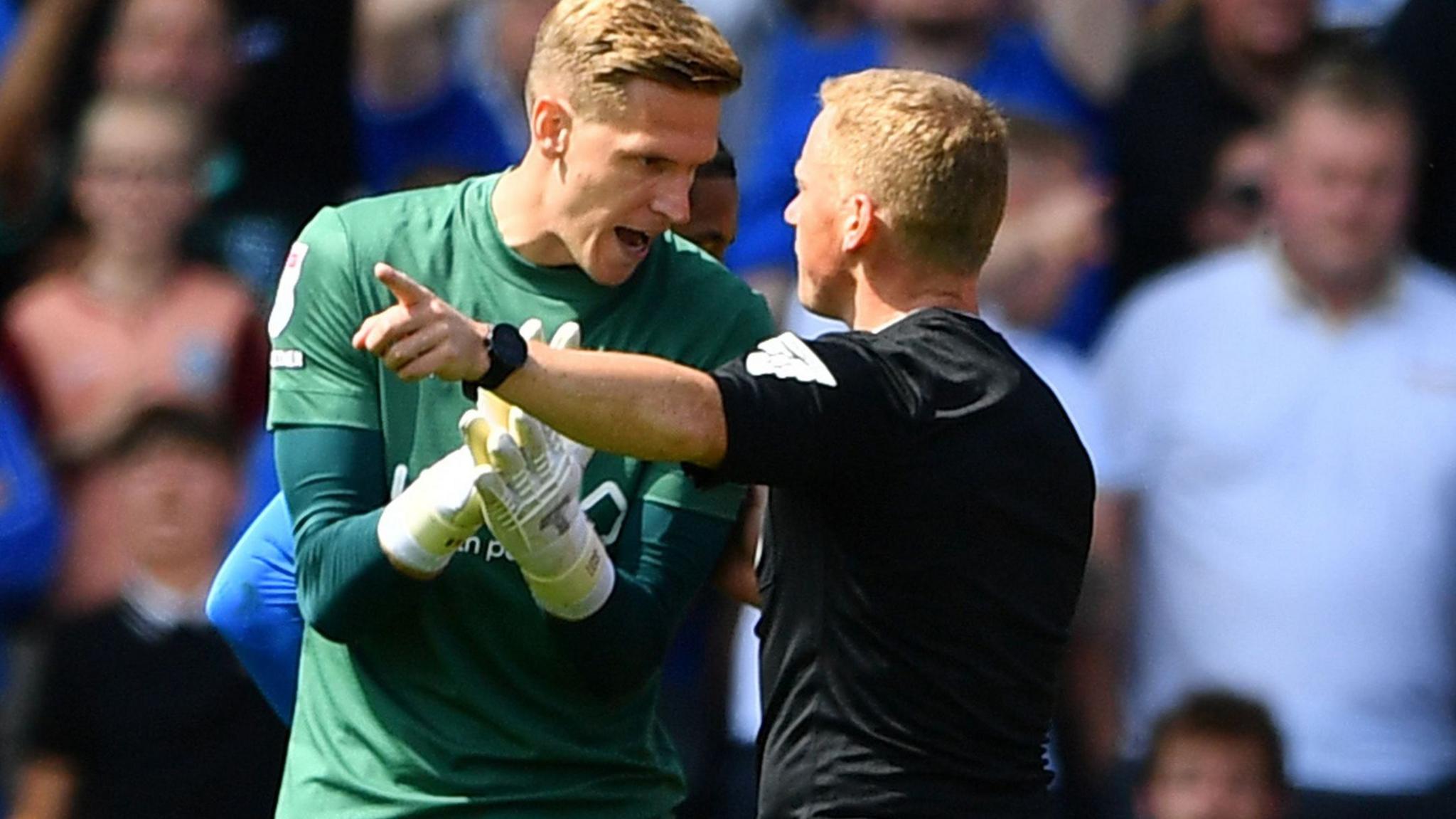 Thomas Kaminski is sent off for Luton