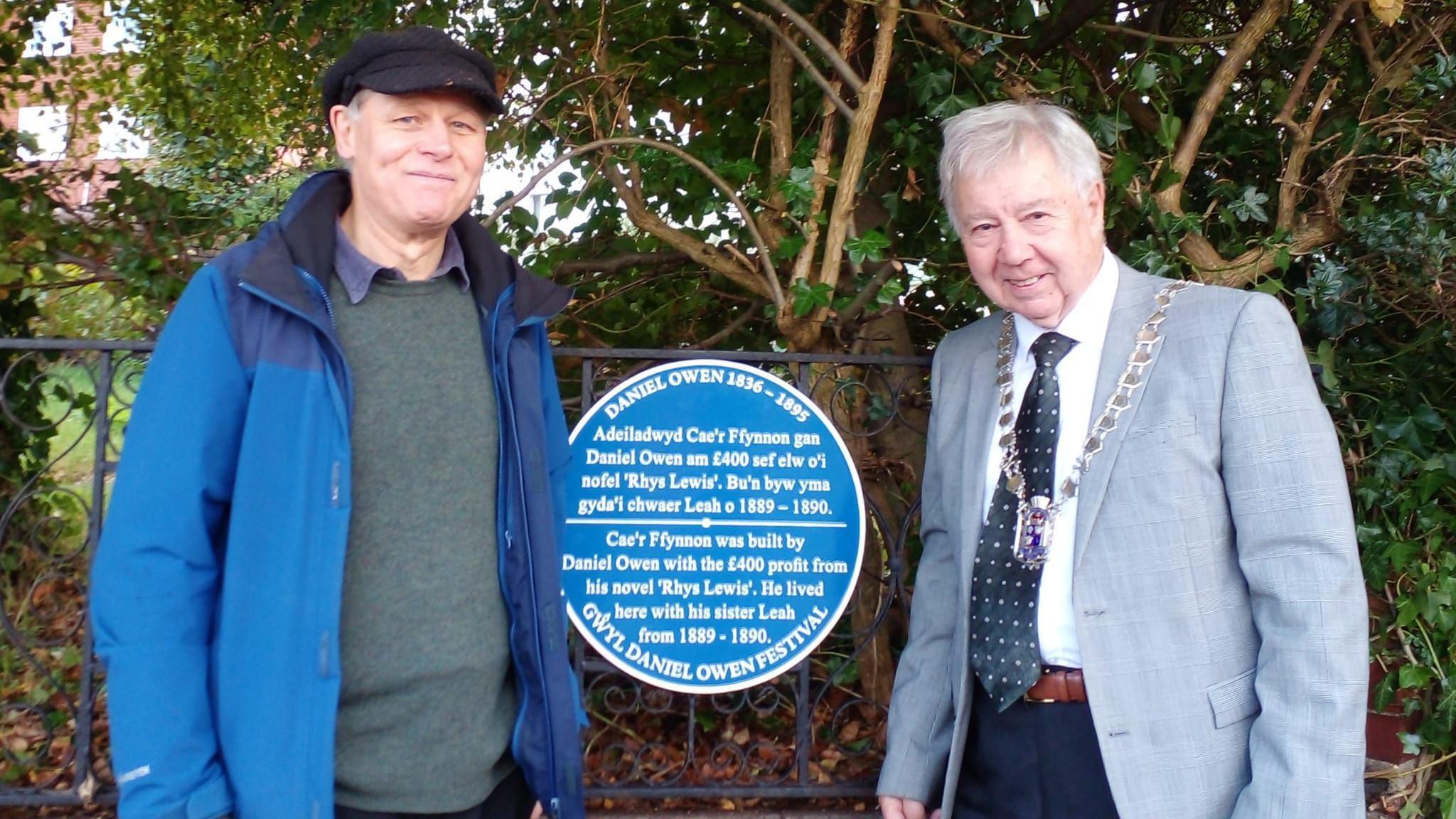 Nigel Ruck, sy'n byw yng Nghae'r Ffynnon, a Brian Lloyd, Maer yr Wyddgrug