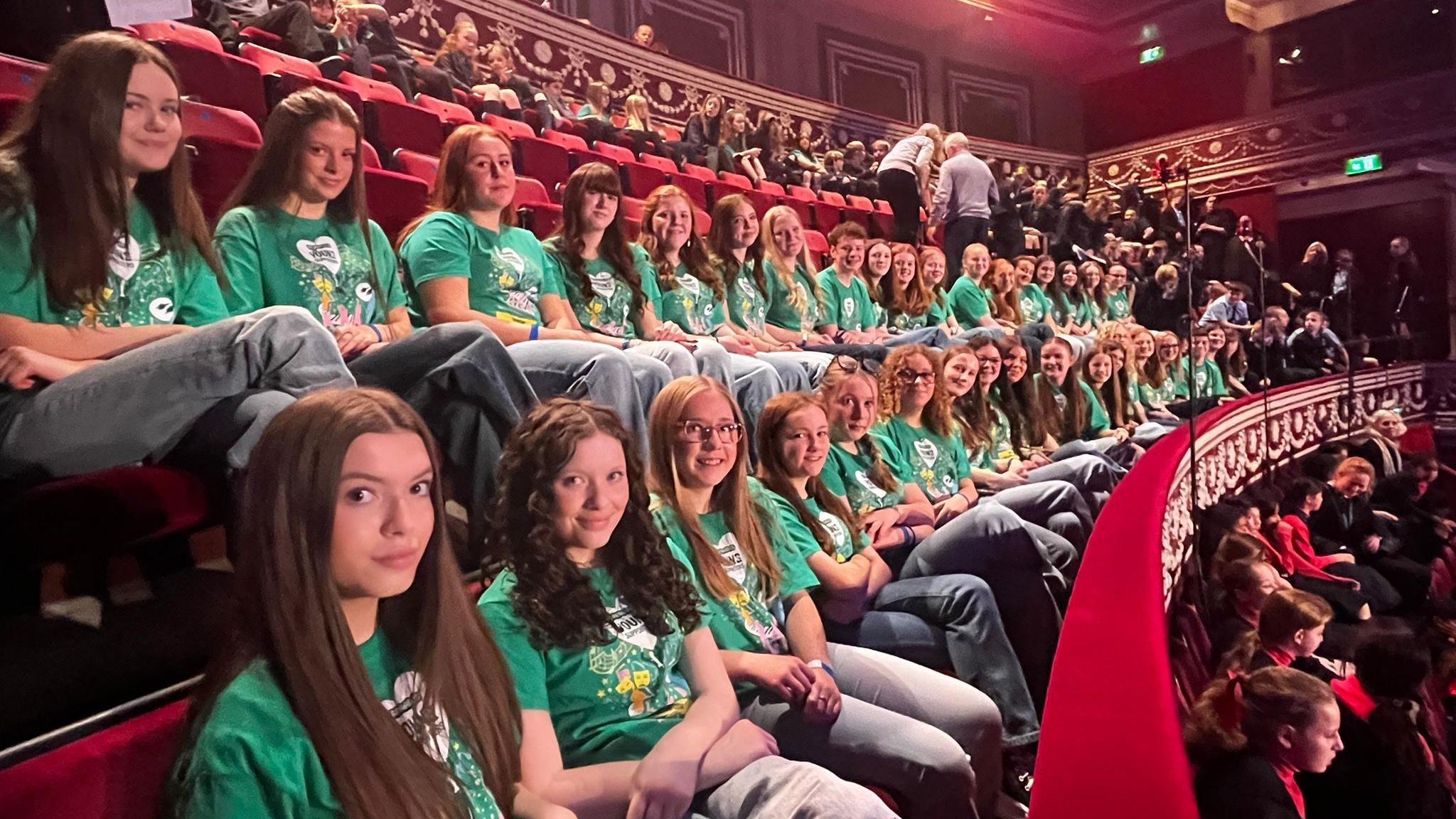 Aelodau'r côr yn Neuadd Albert