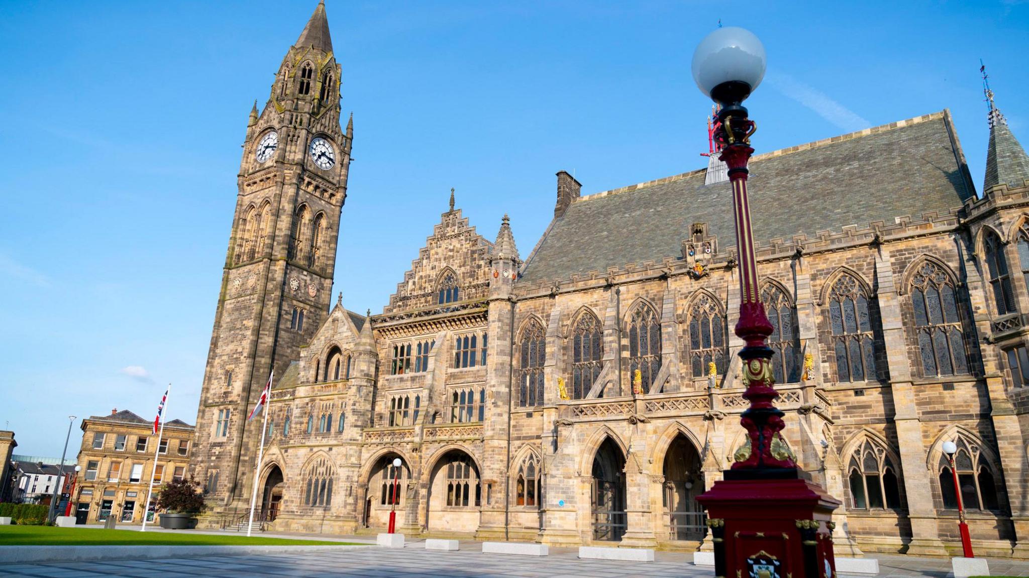 Rochdale town hall RIBA award recognises town's 'ambition' - BBC News