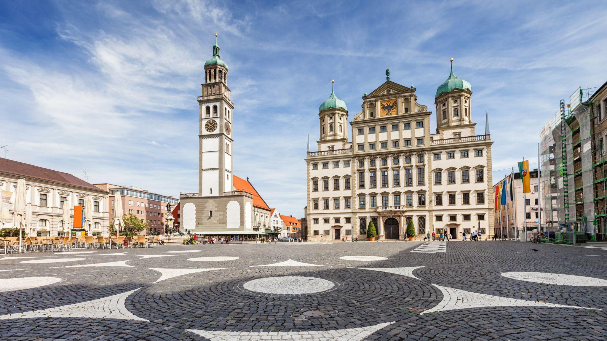 Talla a' Bhaile agus am Perlachturm air Elias Holl Platz, Augsburg