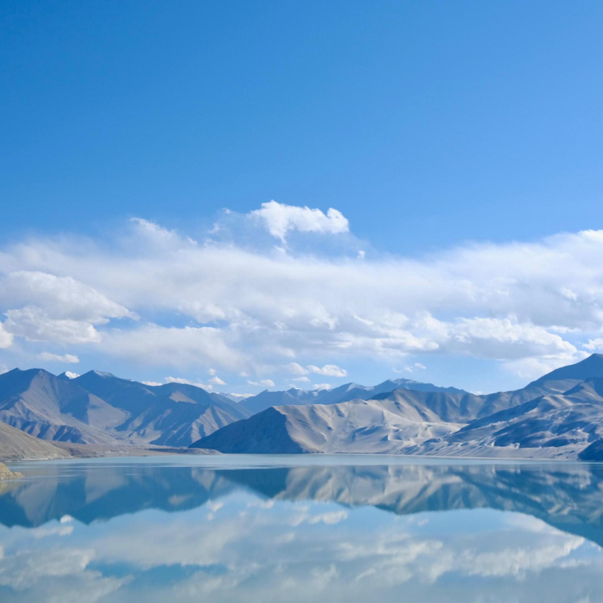 The White Sand Lake in Xinjiang is named after the yellow and white sand dunes surrounding it