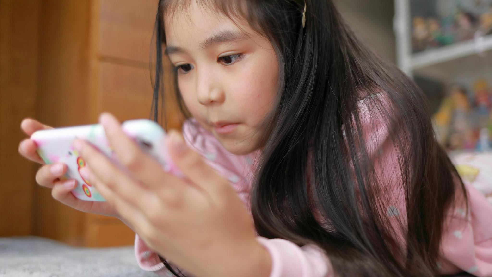 girl on smartphone