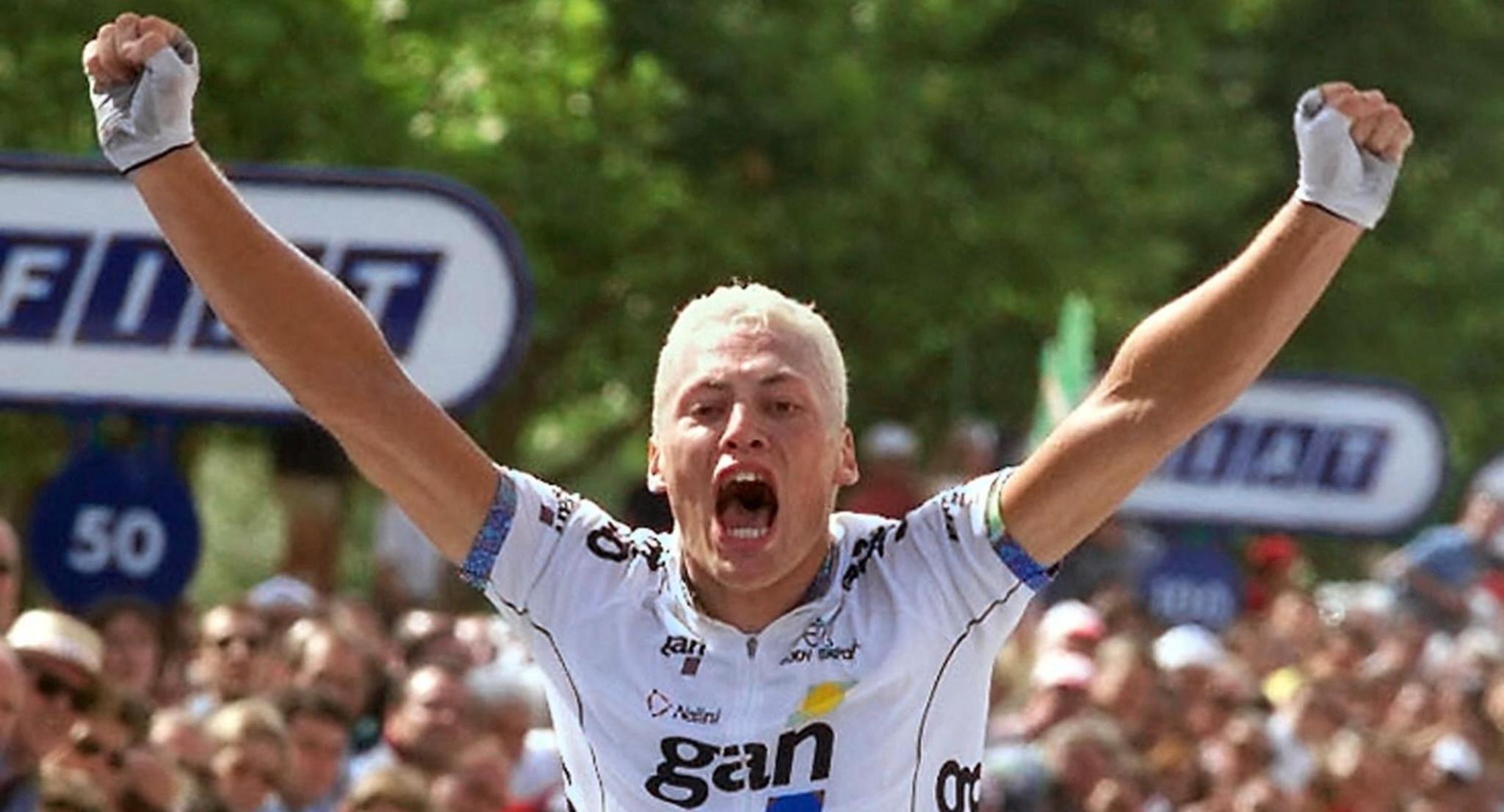 Magnus Backstedt raises his arms as he wins a sprint stage at the 1998 Tour de France