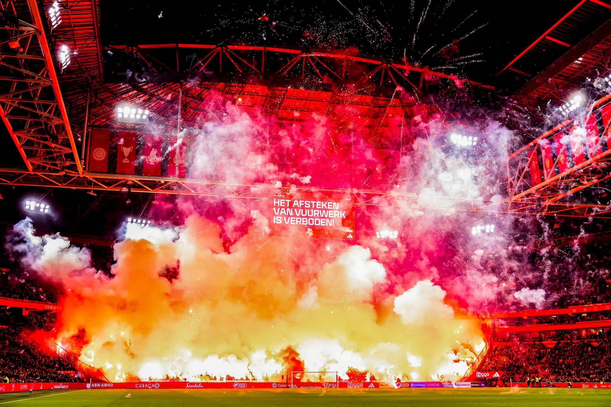 Los aficionados encendieron fuegos artificiales en memoria de un aficionado fallecido durante el partido de la Eredivisie holandesa entre el Ajax y el Groningen en el Johan Cruyff Arena de Ámsterdam.