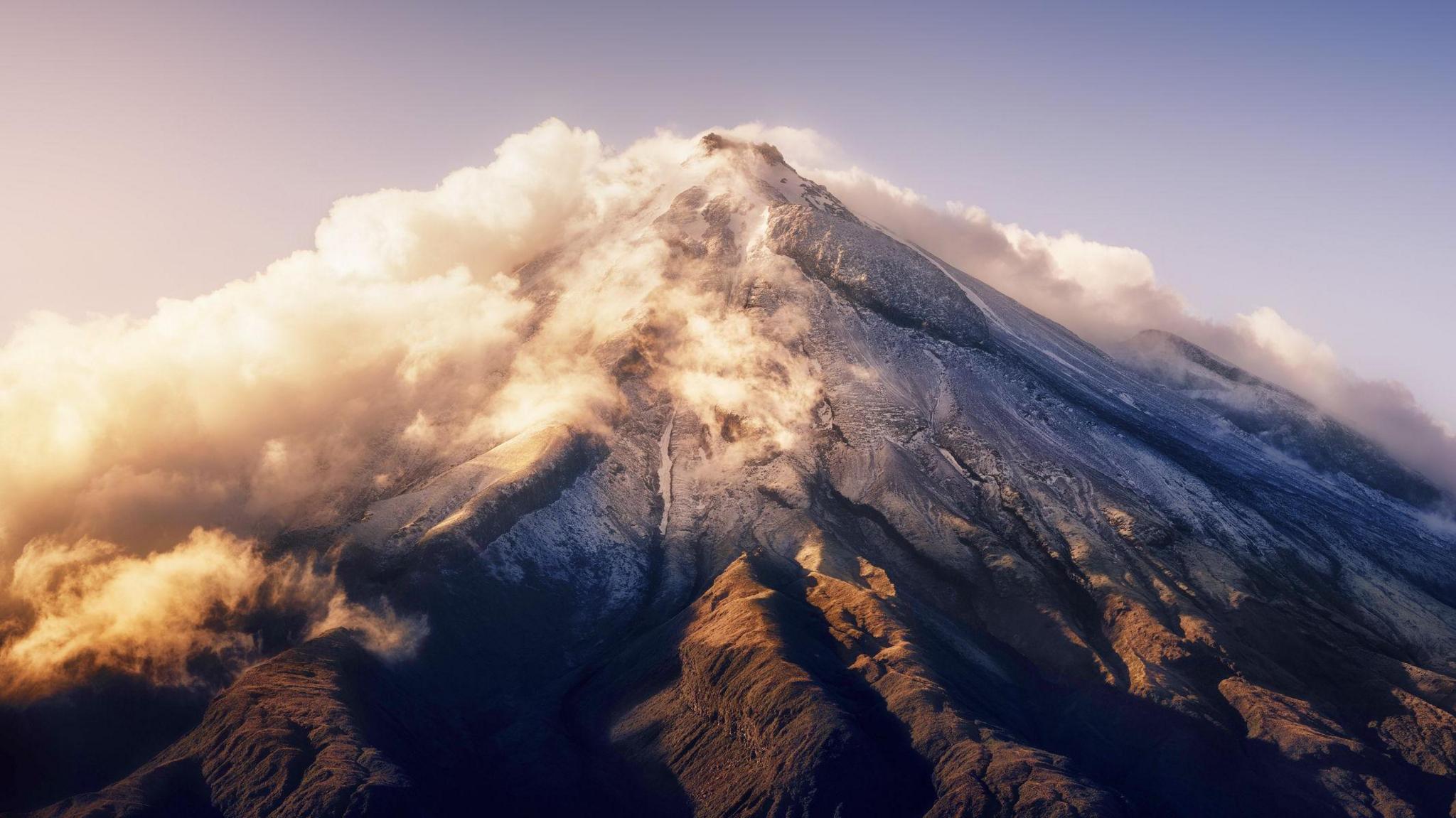 taranaki mounts with clouds over it