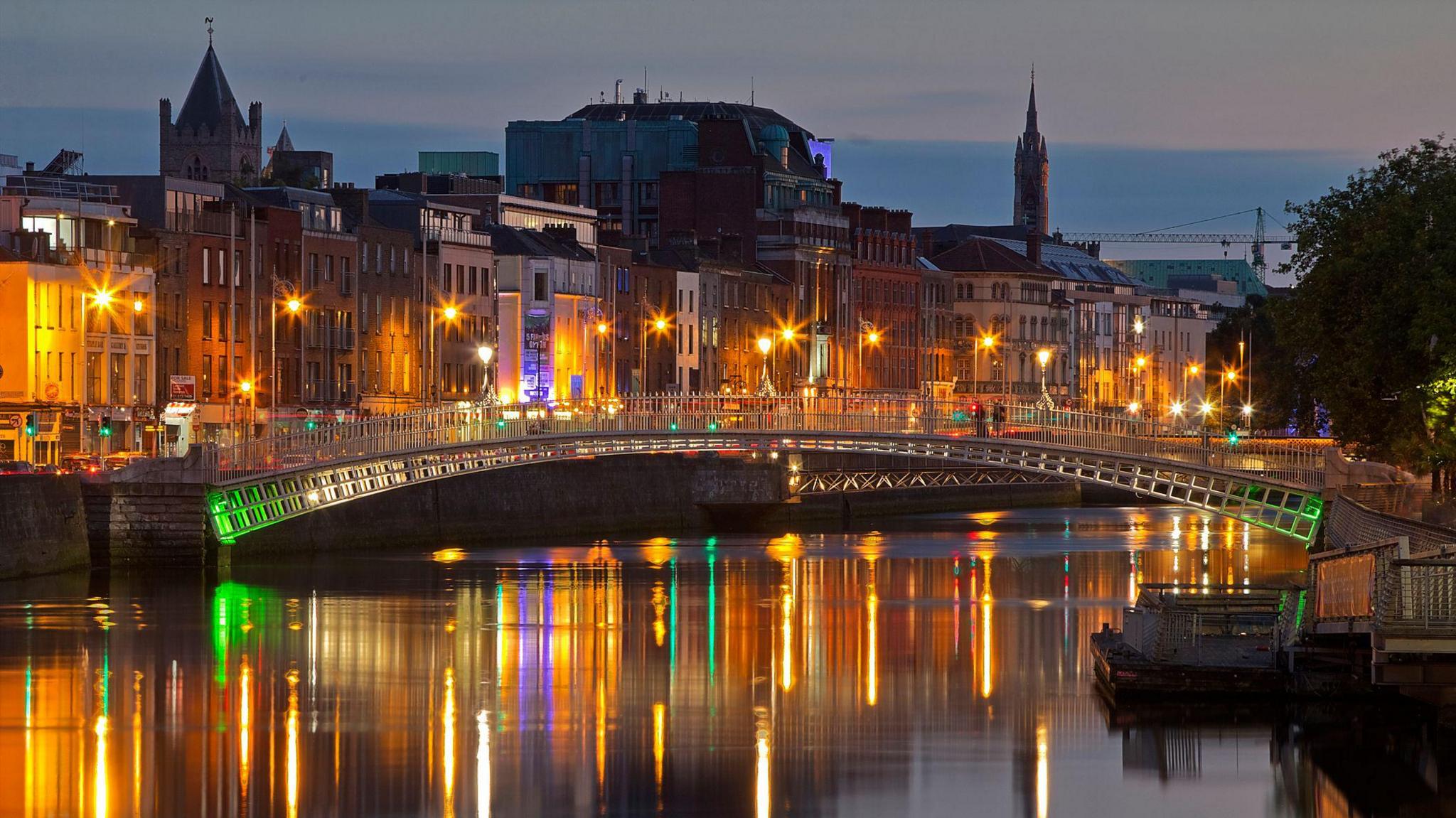 Baile Ath Cliath air an oidhche