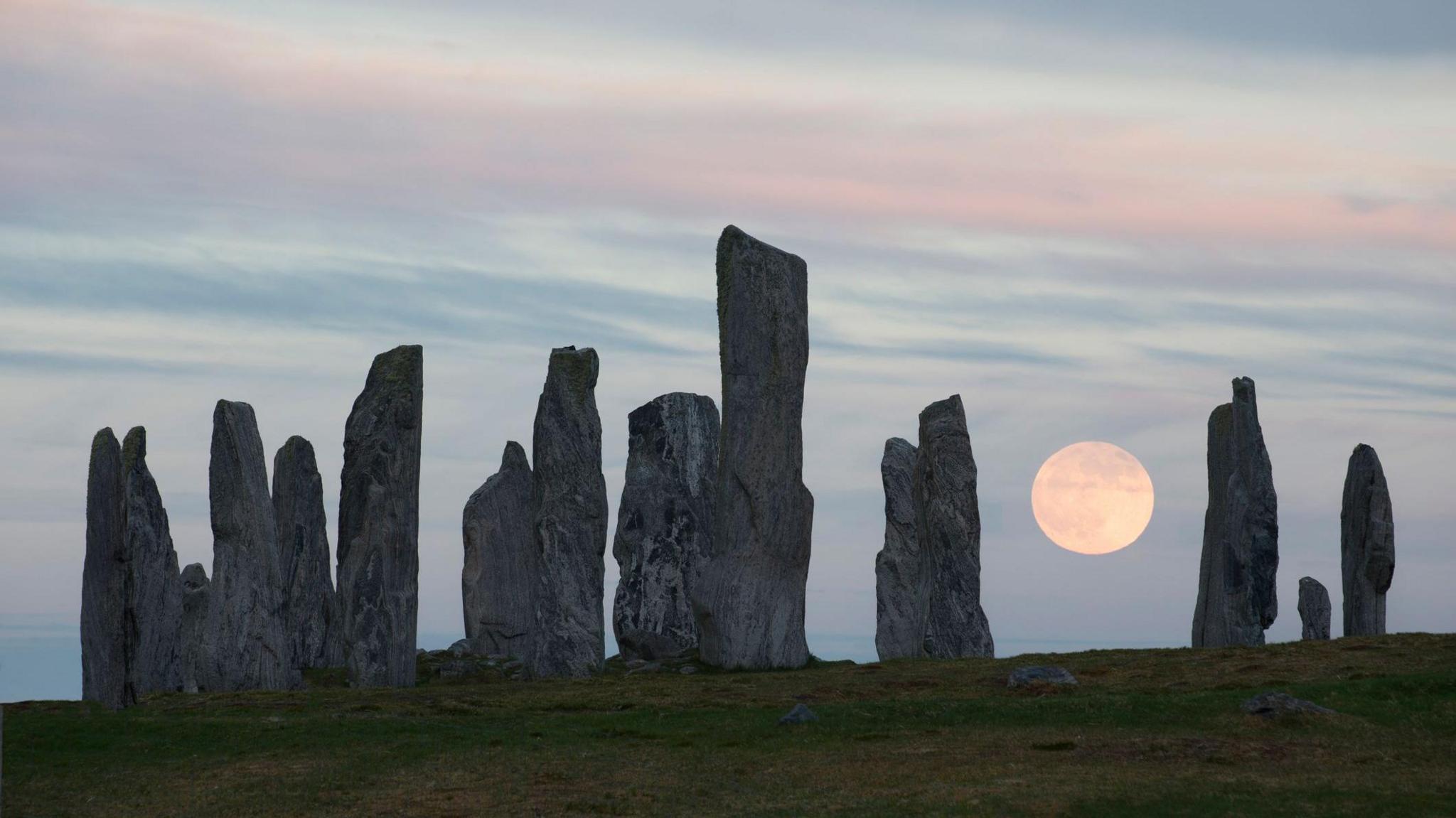 Tursachan Chalanais agus a' ghealach shlàn 
