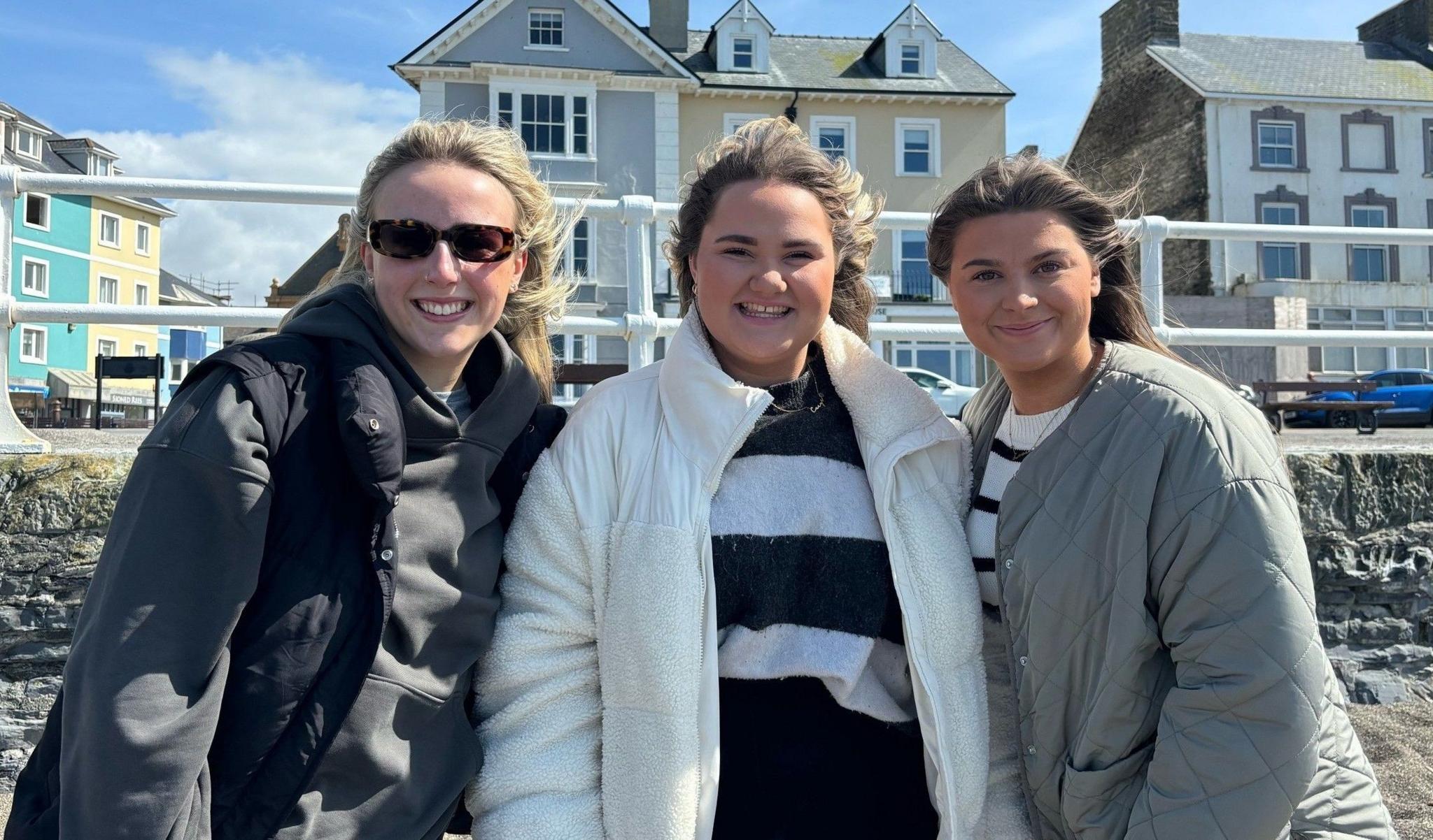 Cerys (canol), Bethan Ruck a Lowri Butler- Griffiths