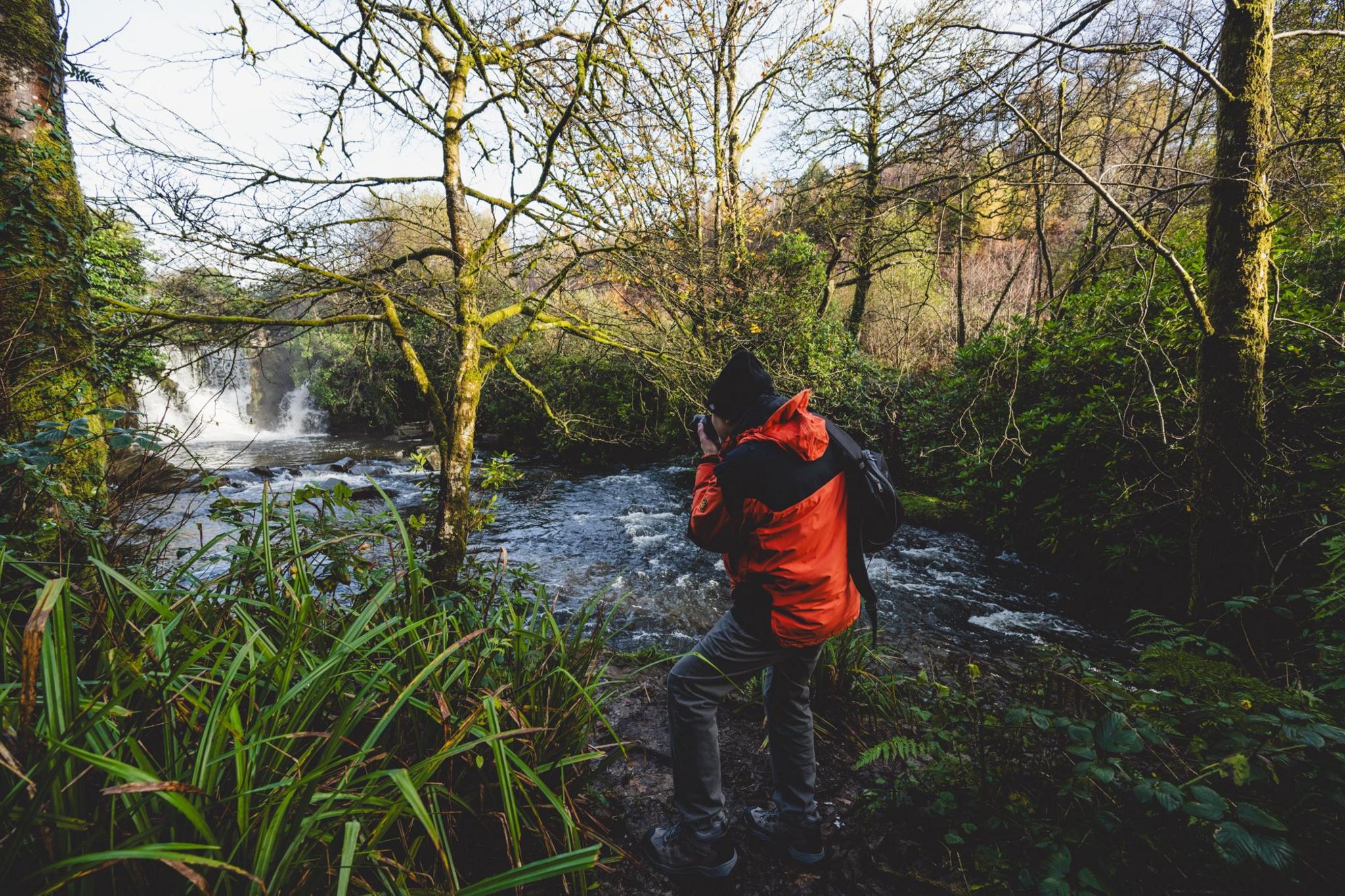 Rhaeadr yn y cwm