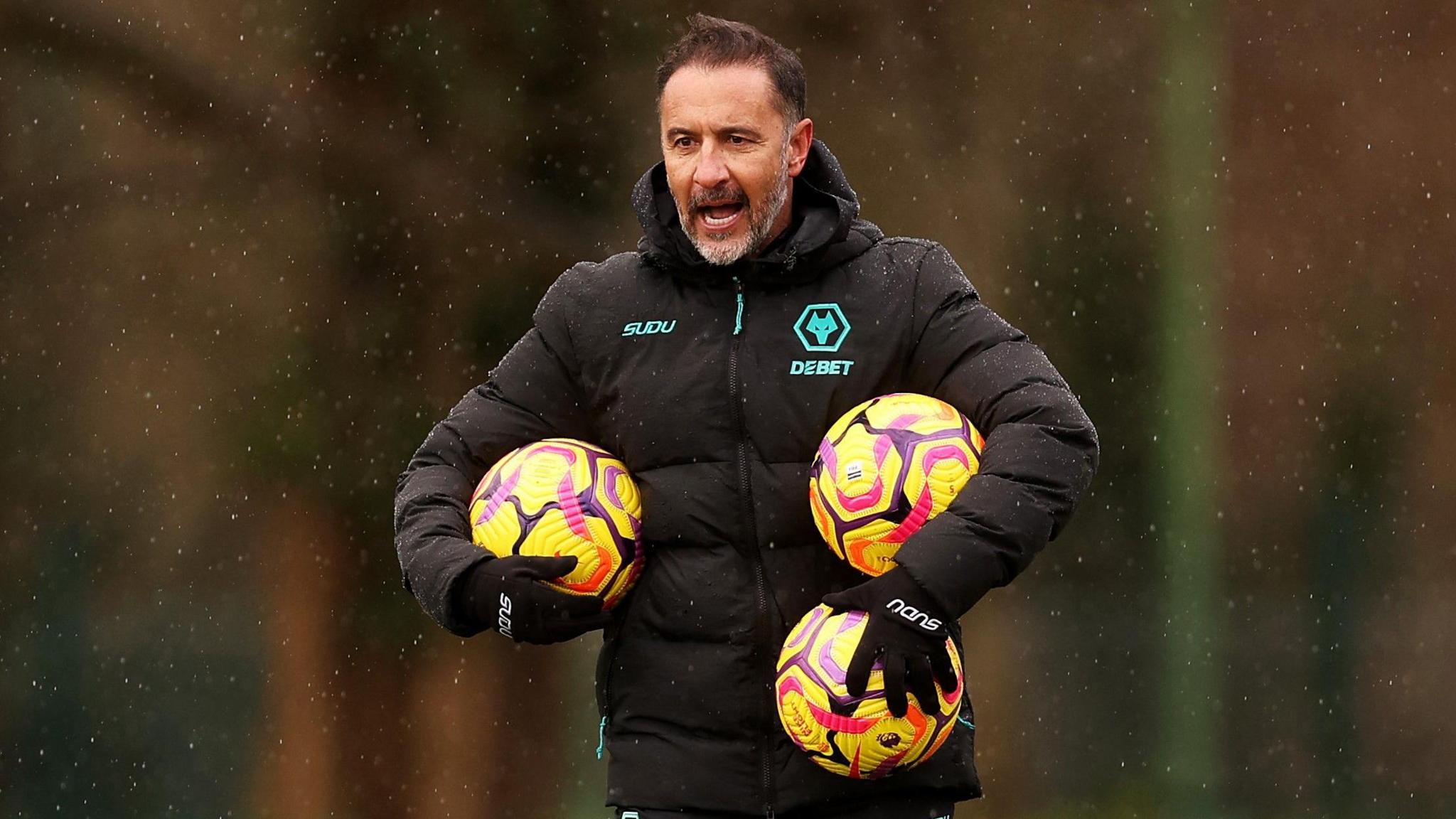 Vitor Pereira takes a Wolves training session