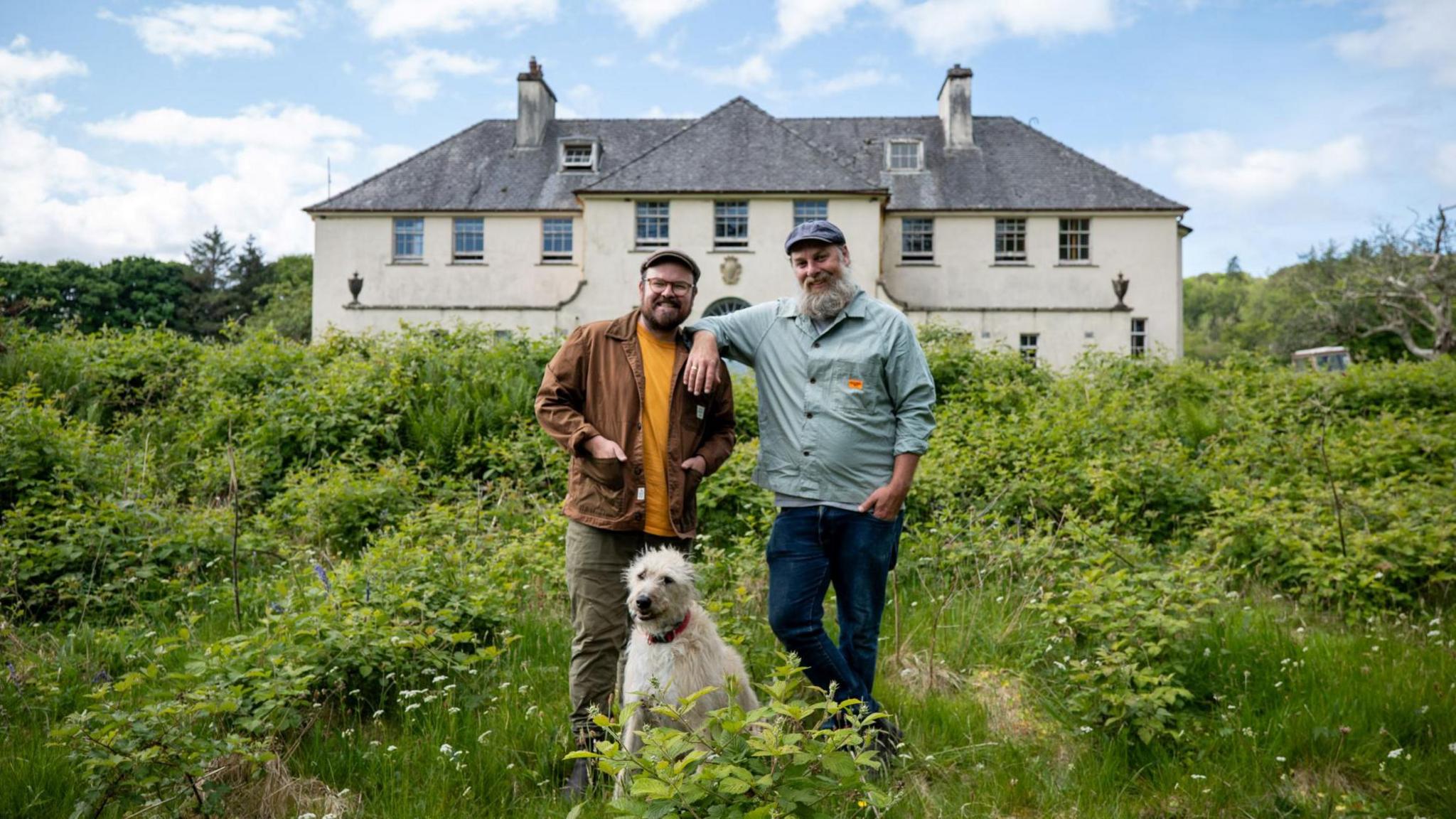 Banjo is Ro taobh a-muigh an Taighe Mhòir