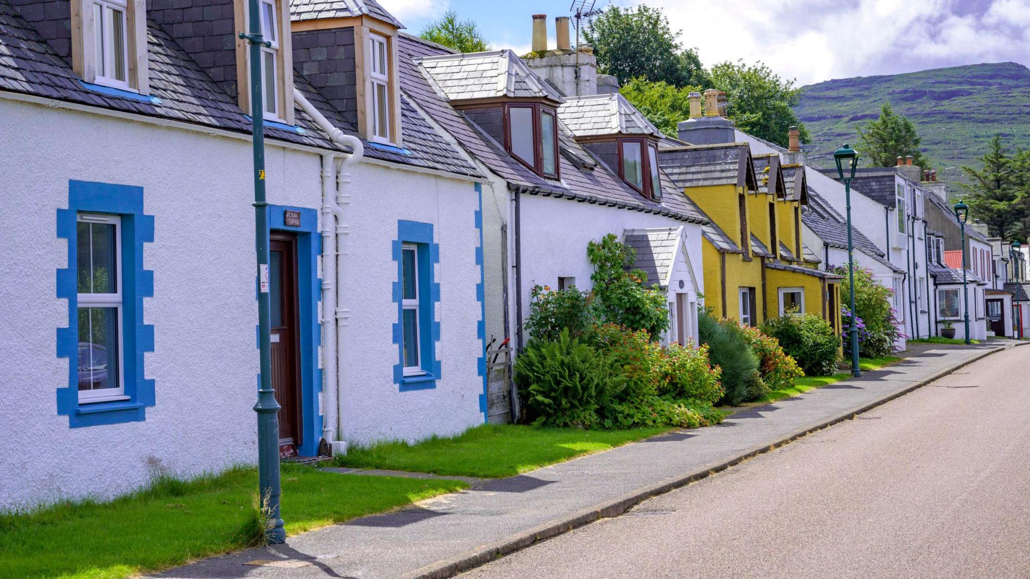 Sreath thaighean traidiseanta daithteach air Ghàidhealtachd