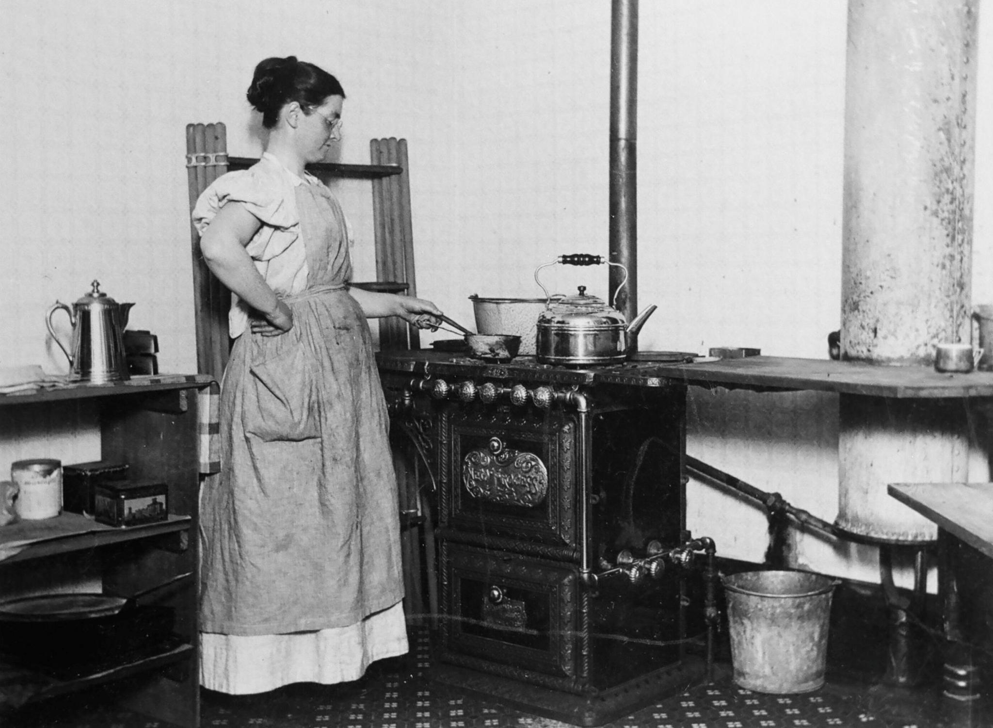 Lottie Bruce anns an t-seann chidsean an 7 Rathad Chùil Duthail.