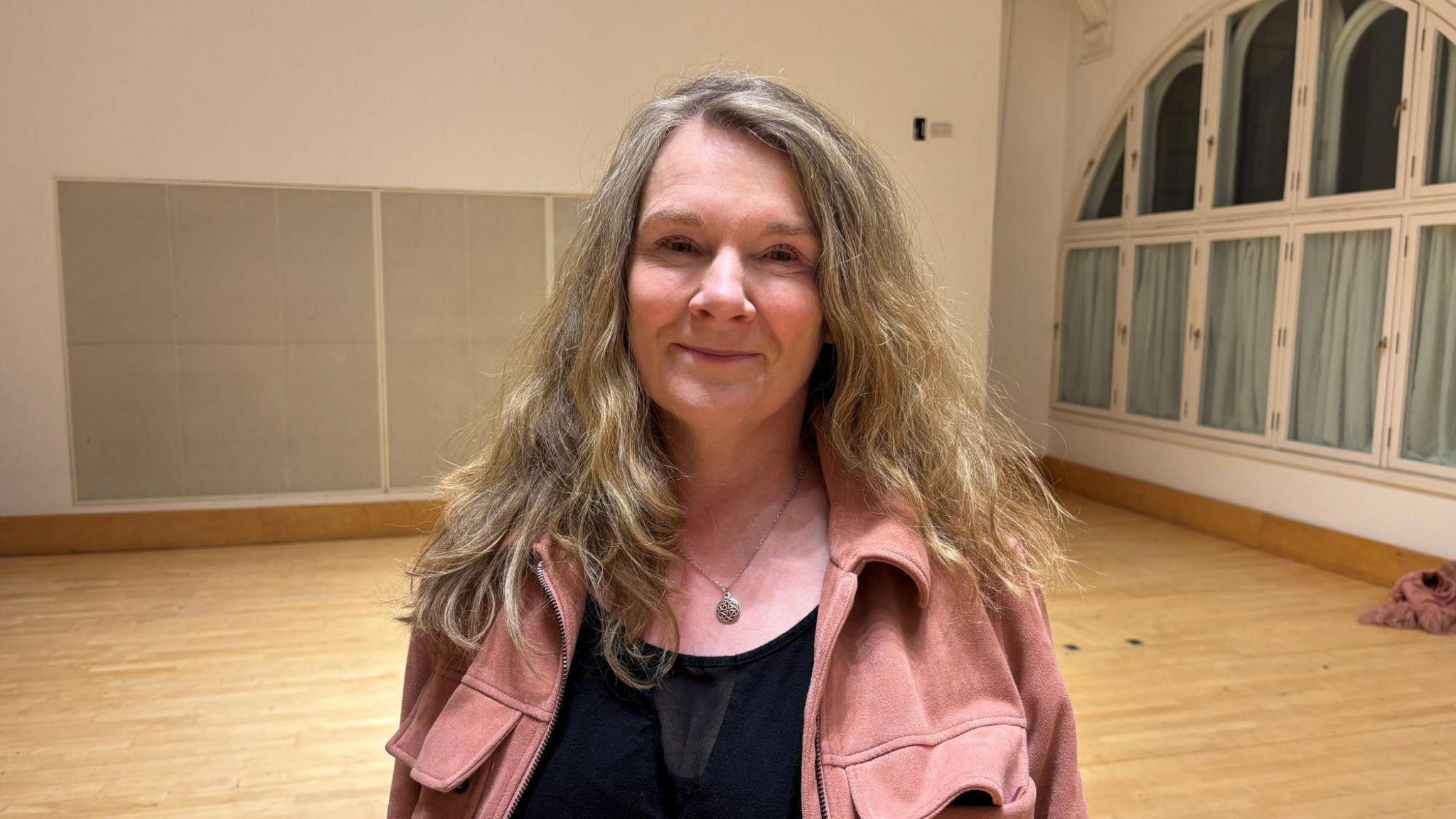 Rona Dhòmhnallach - Oifigear Ealain Gàidhlig, Glaschu Beò