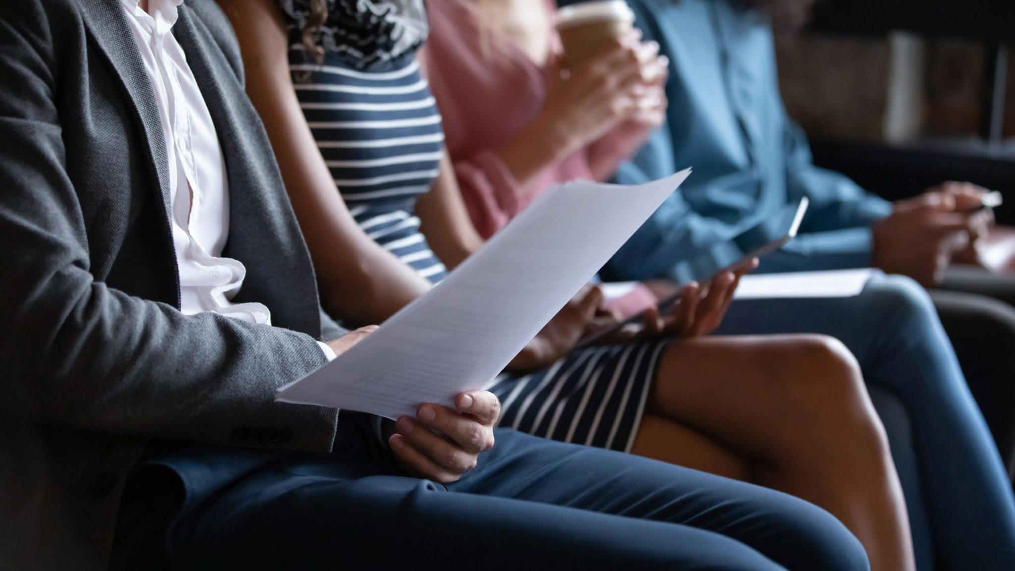 Daoine a' feitheamh airson agallamh a dhèanamh