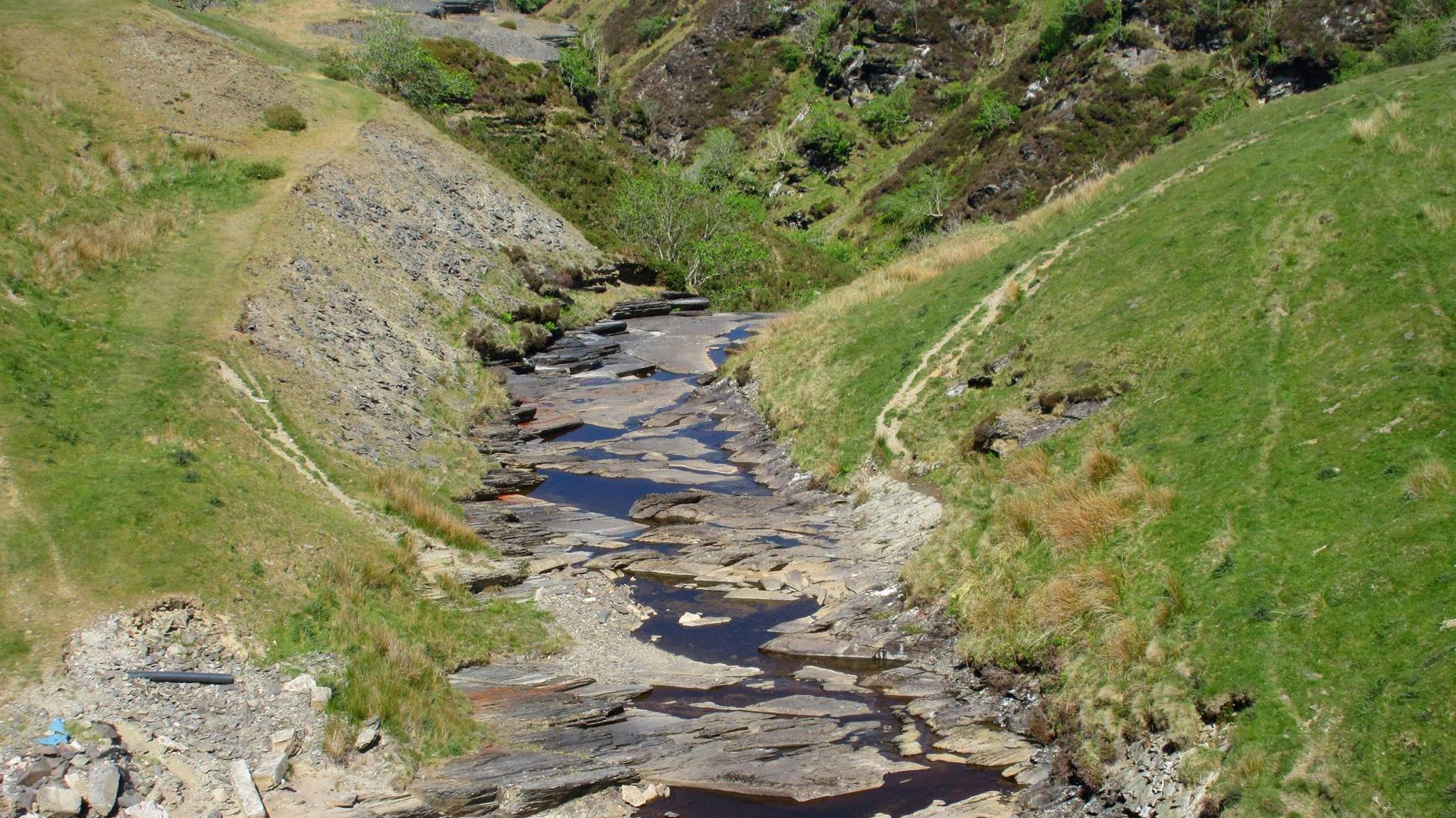 Tarddiad afon Aled ar Fynydd Hiraethog yn Sir Conwy.  Prin yw'r dwr yn y nant ar hyn o bryd, gyda'r glaswellt gerllaw yn troi'n frown hefyd. 

