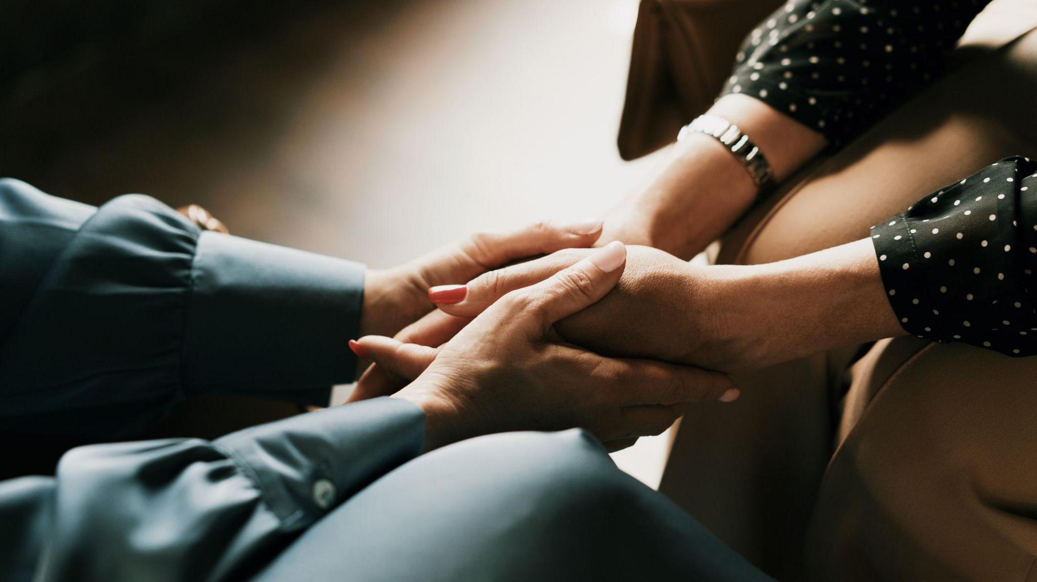 Làmhan boireannaich a' cumail làmhan boireannaich eile 