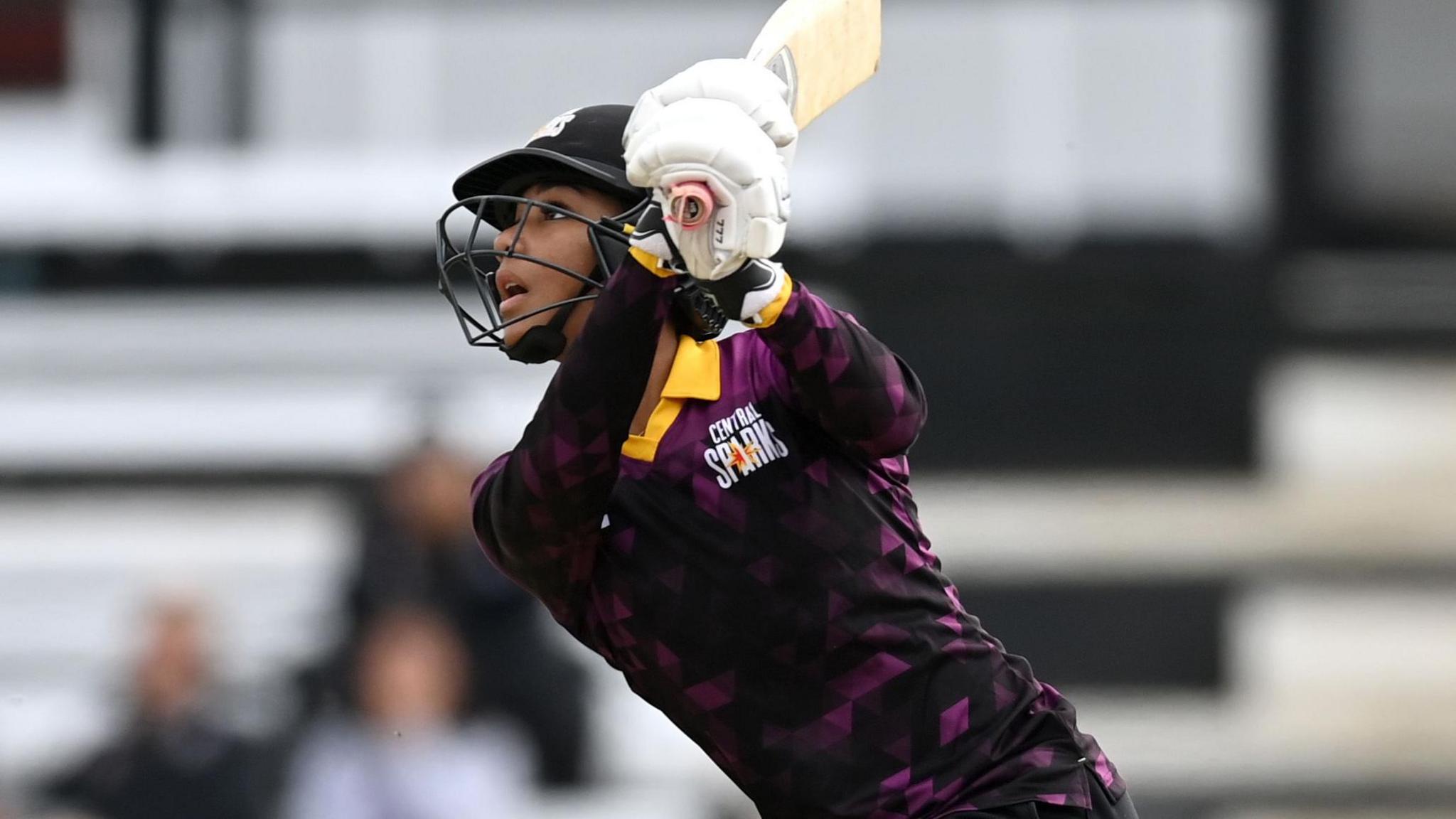 Davina Perrin batting for Central Sparks