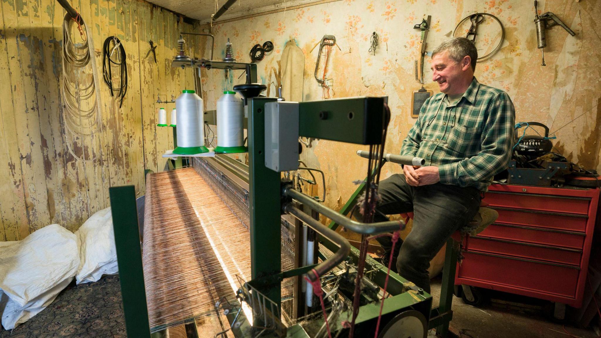 Breabadair ag obair air beairt