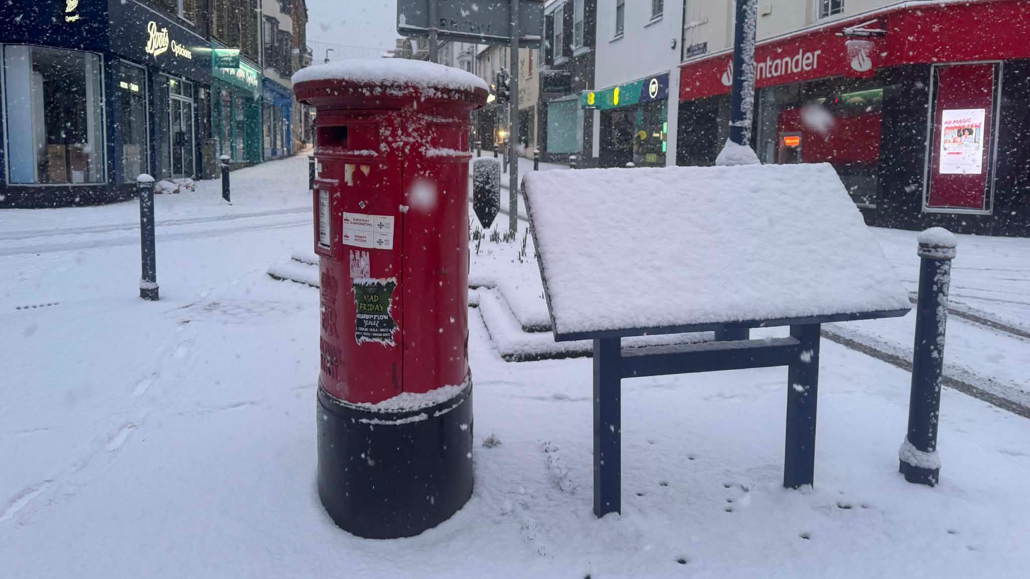 Canol tref Aberystwyth fore dydd Llun