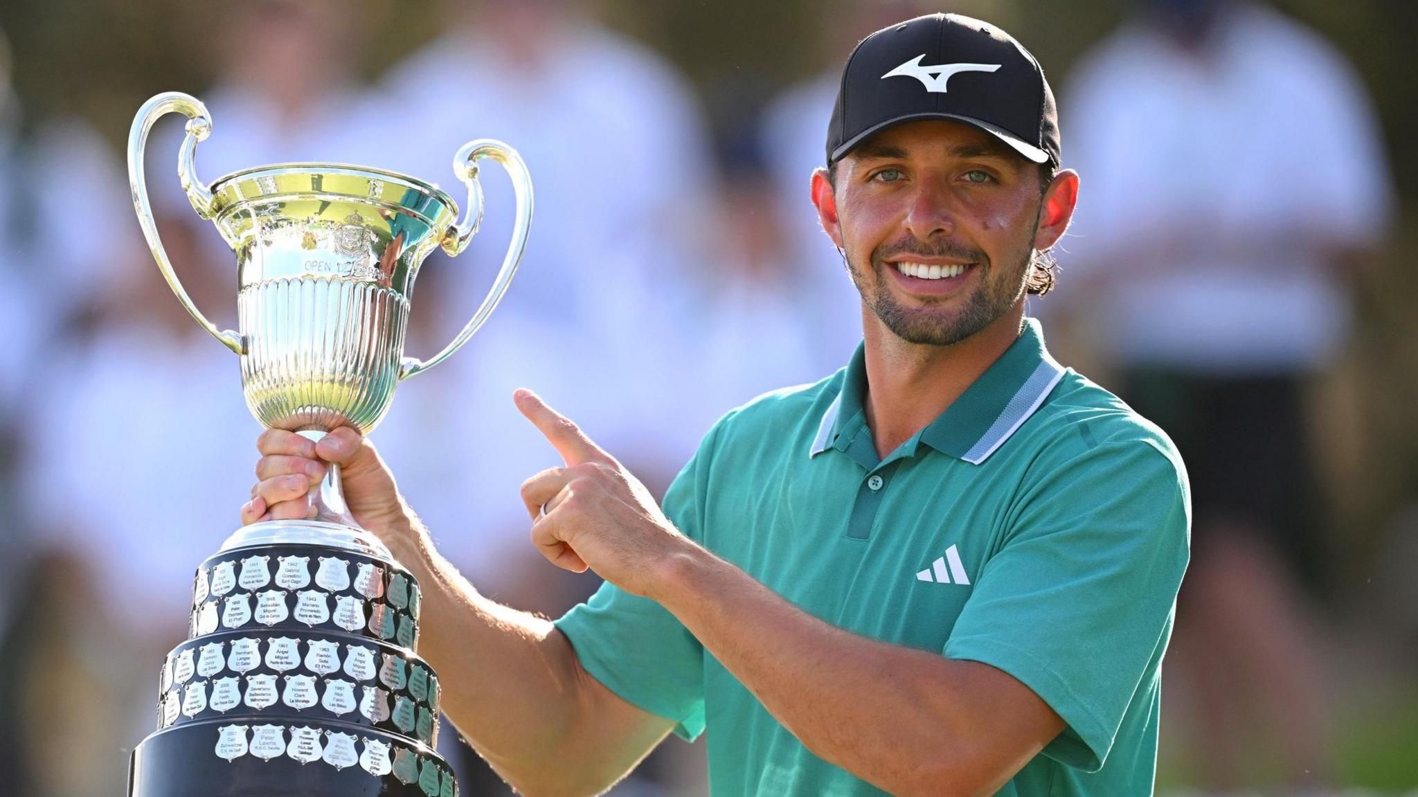 Marco Penge lifts the Spanish Open trophy