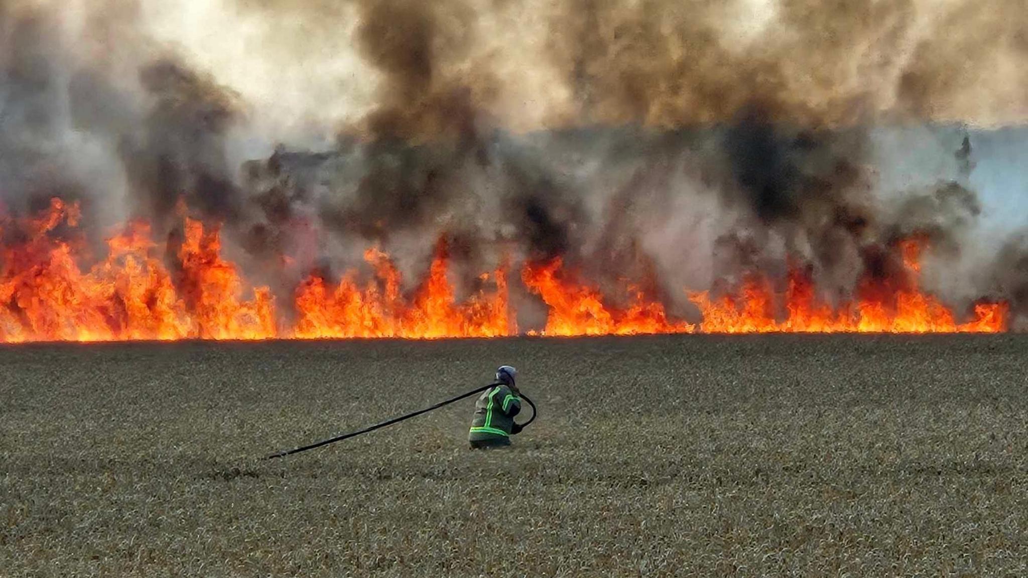 Firefighters urge people to stay safe outdoors as heatwave looms - BBC News