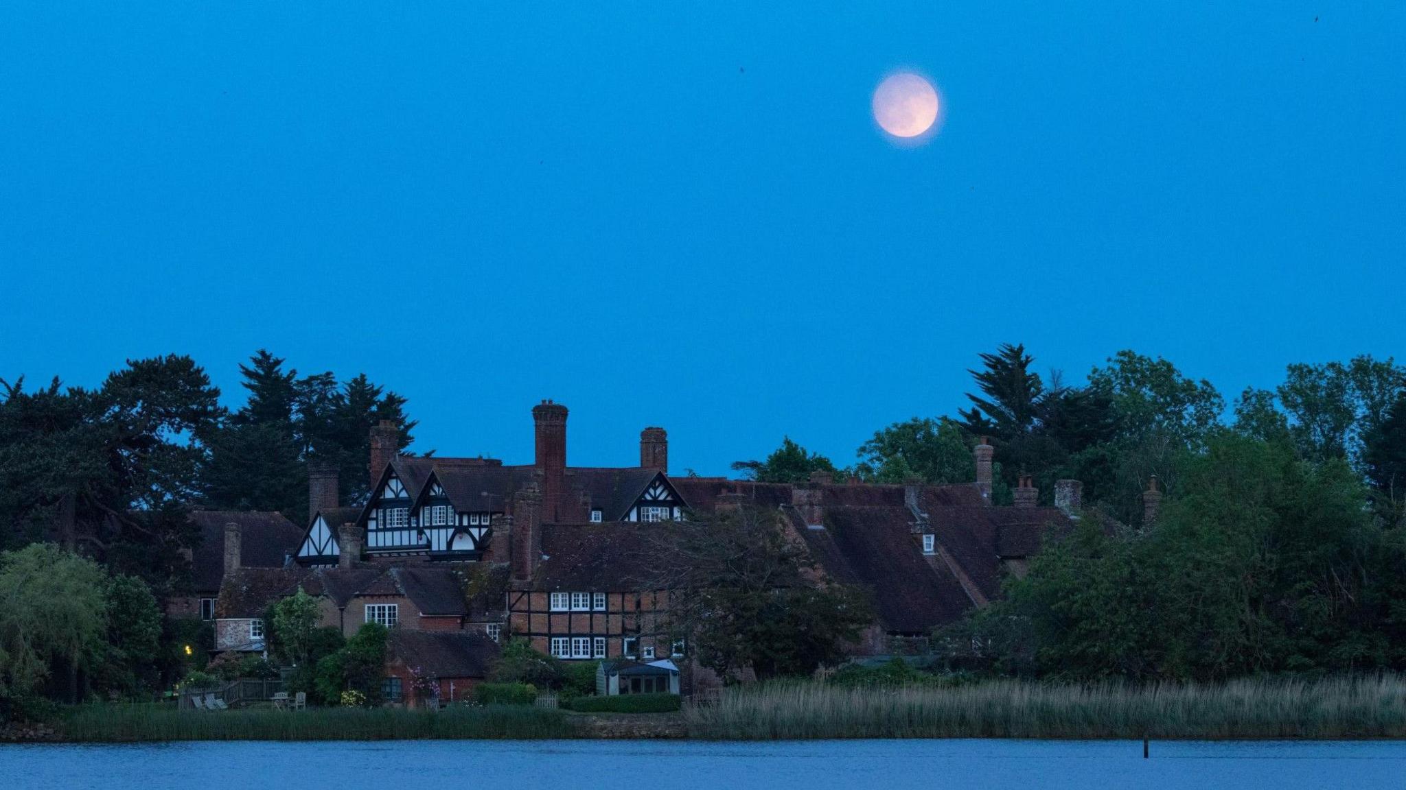 SUNDAY - Moon over Beaulieu