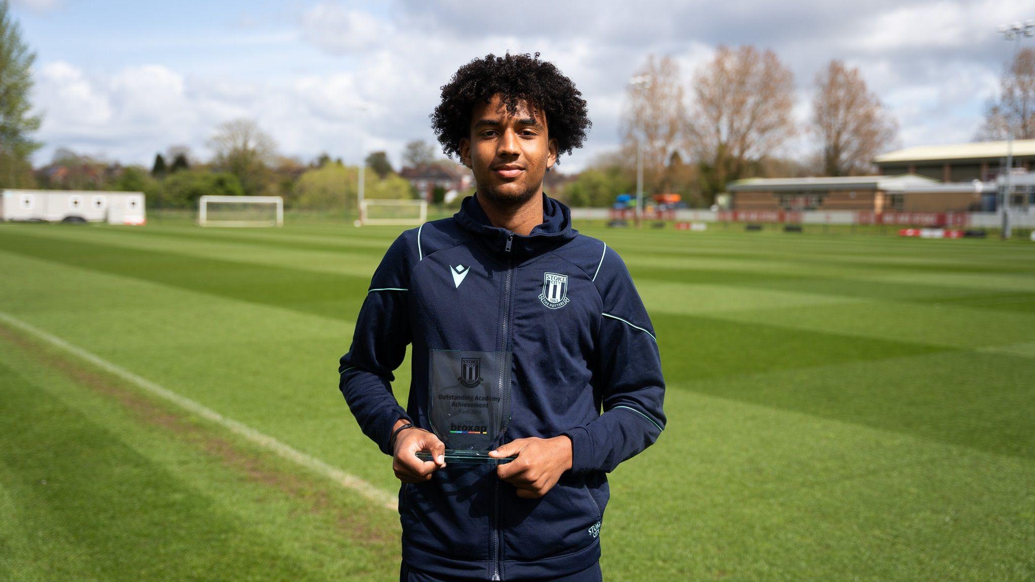 Stoke City: Jaden Dixon wins Academy Achievement award - BBC Sport