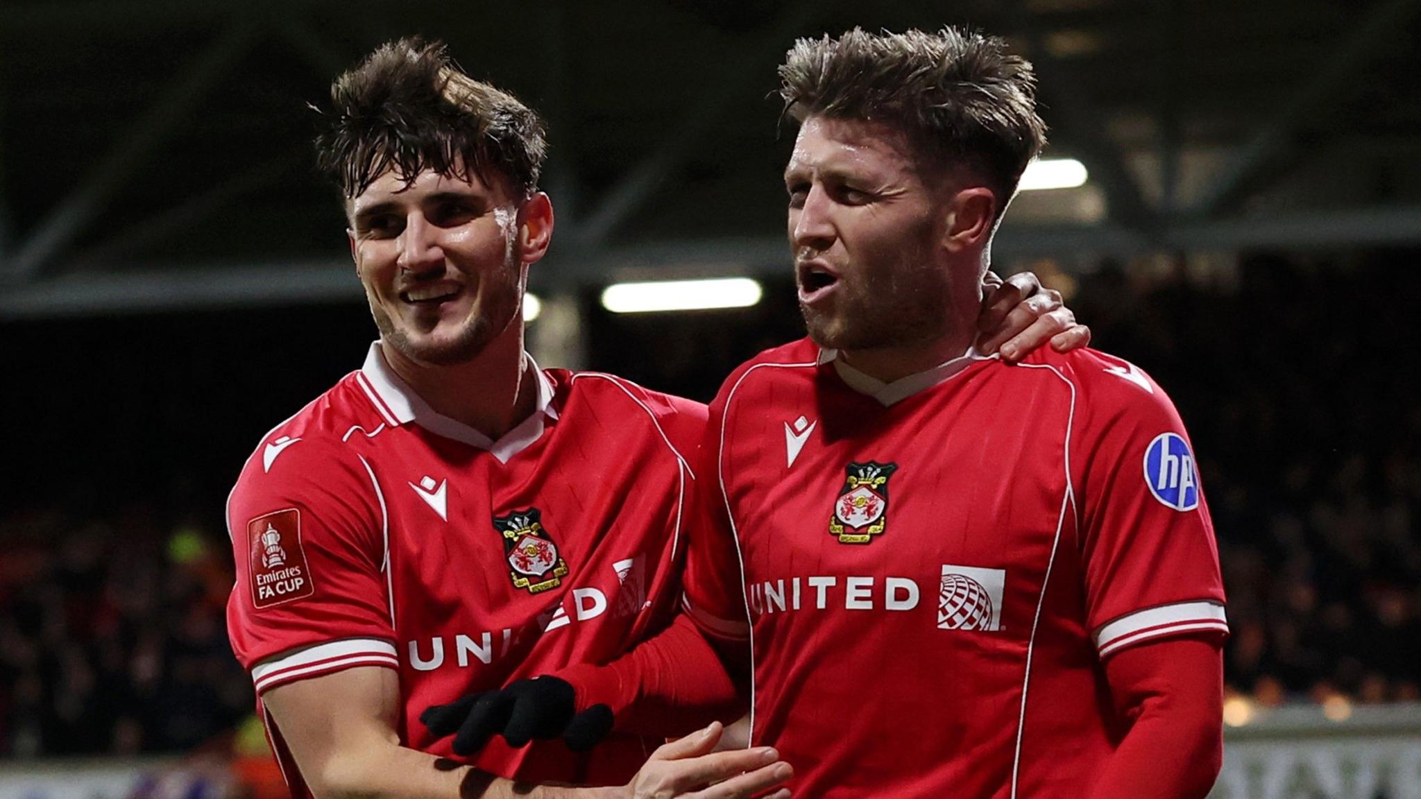 Josh Windass yn dathlu