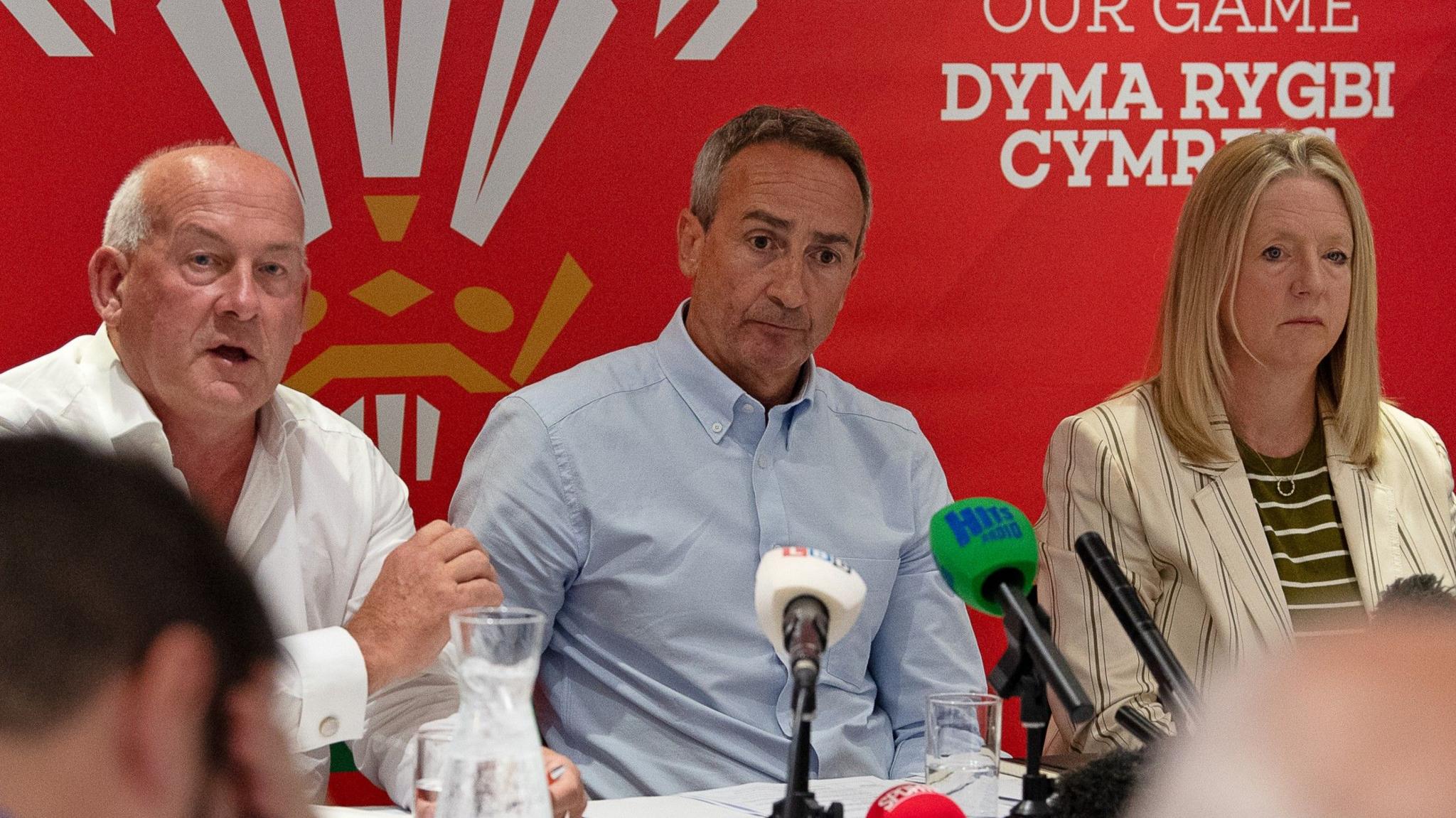 (O'r chwith i'r dde) cadeirydd URC Richard Collier-Keywood, cyfarwyddwr rygbi a pherfformiad elitaidd URC Dave Reddin ac prif weithredwr URC Abi Tierney
