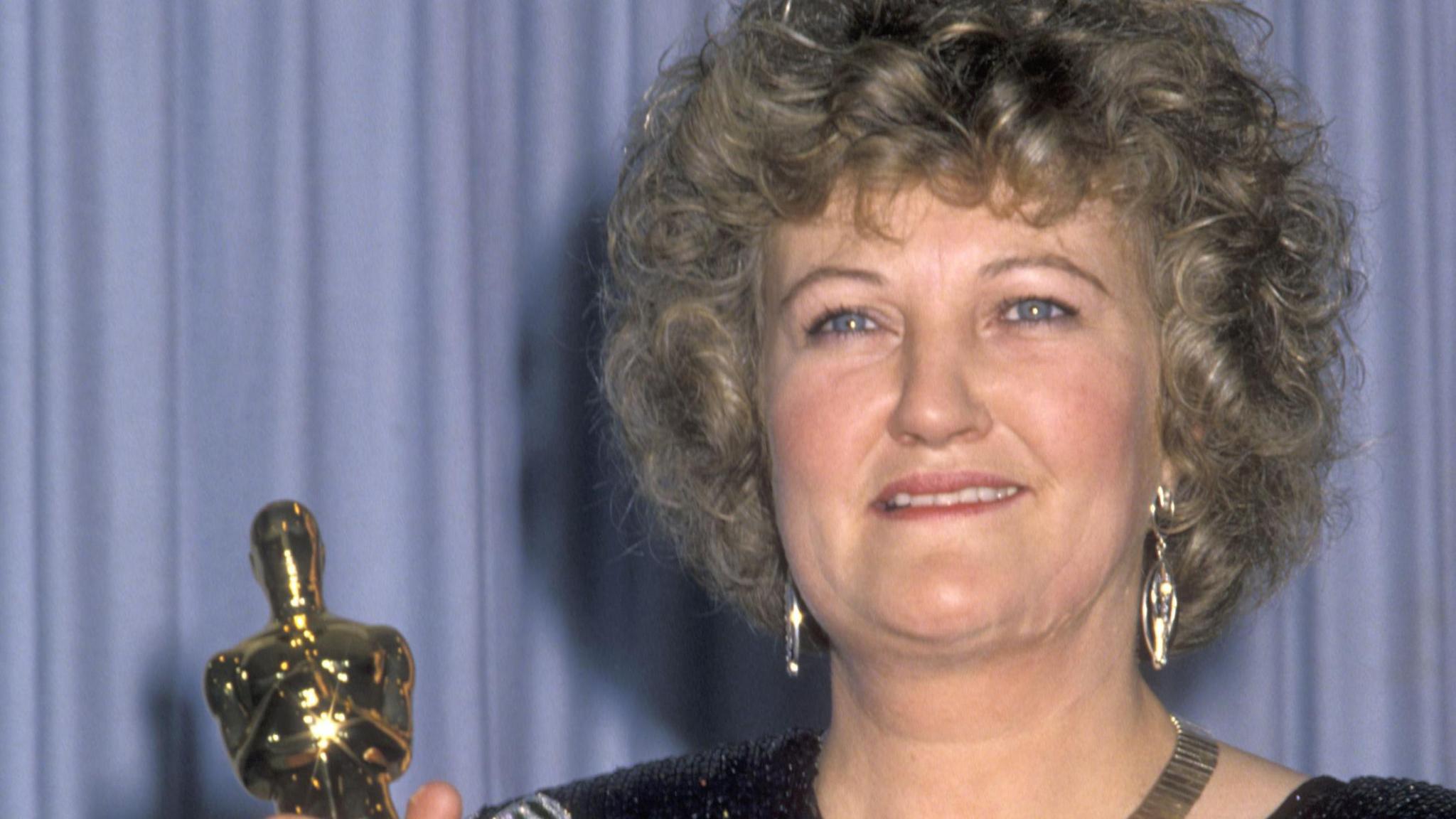 Brenda Fricker with her Oscar in 1990