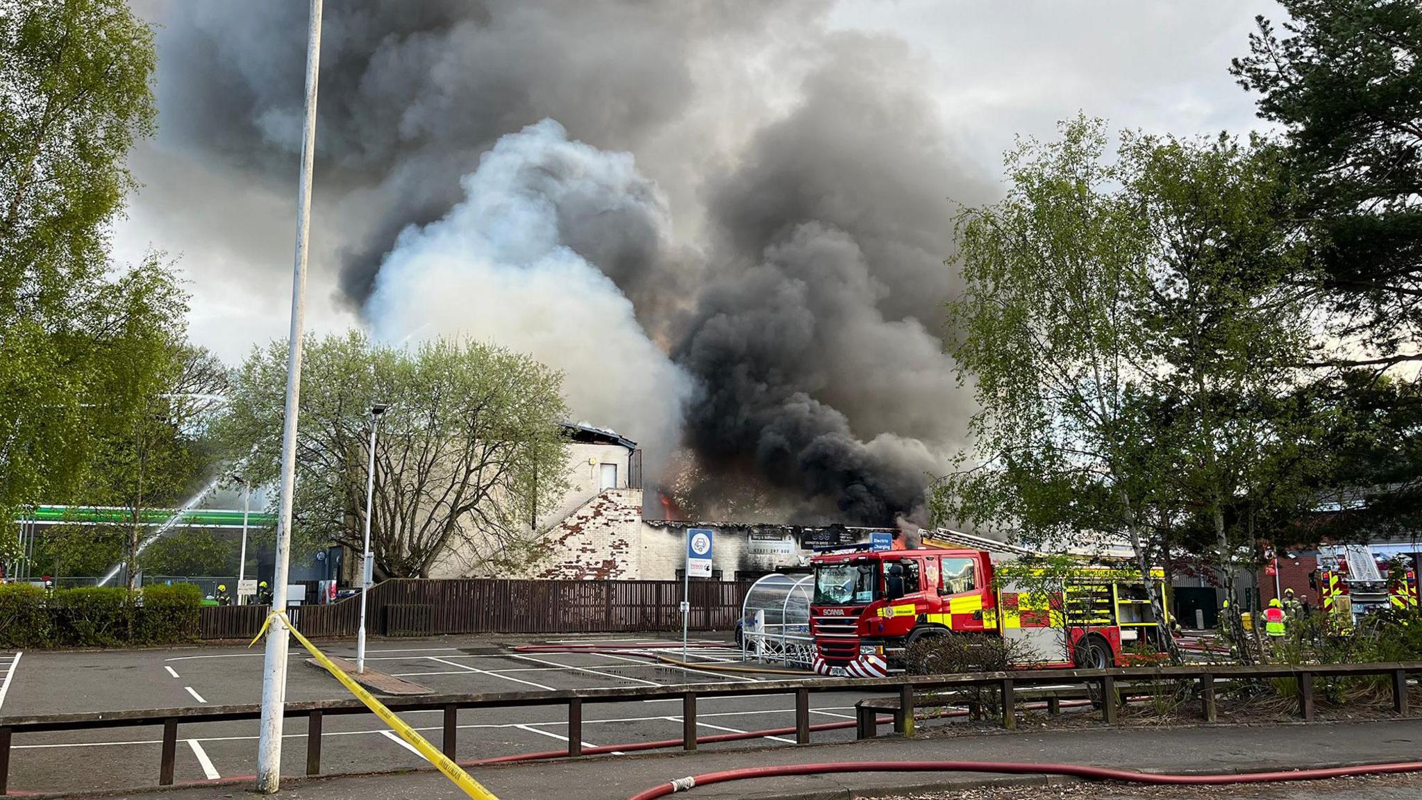 Fire crews extinguish blaze that destroyed Lanarkshire garage - BBC News
