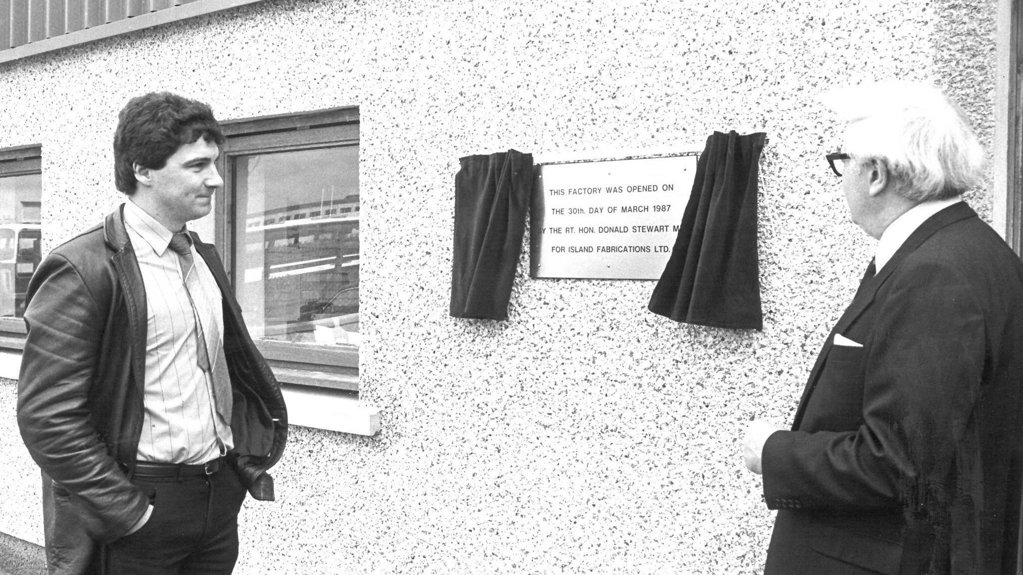 Fosgladh oifigeil factaraidh ùr Island Fabrications ann an 1987