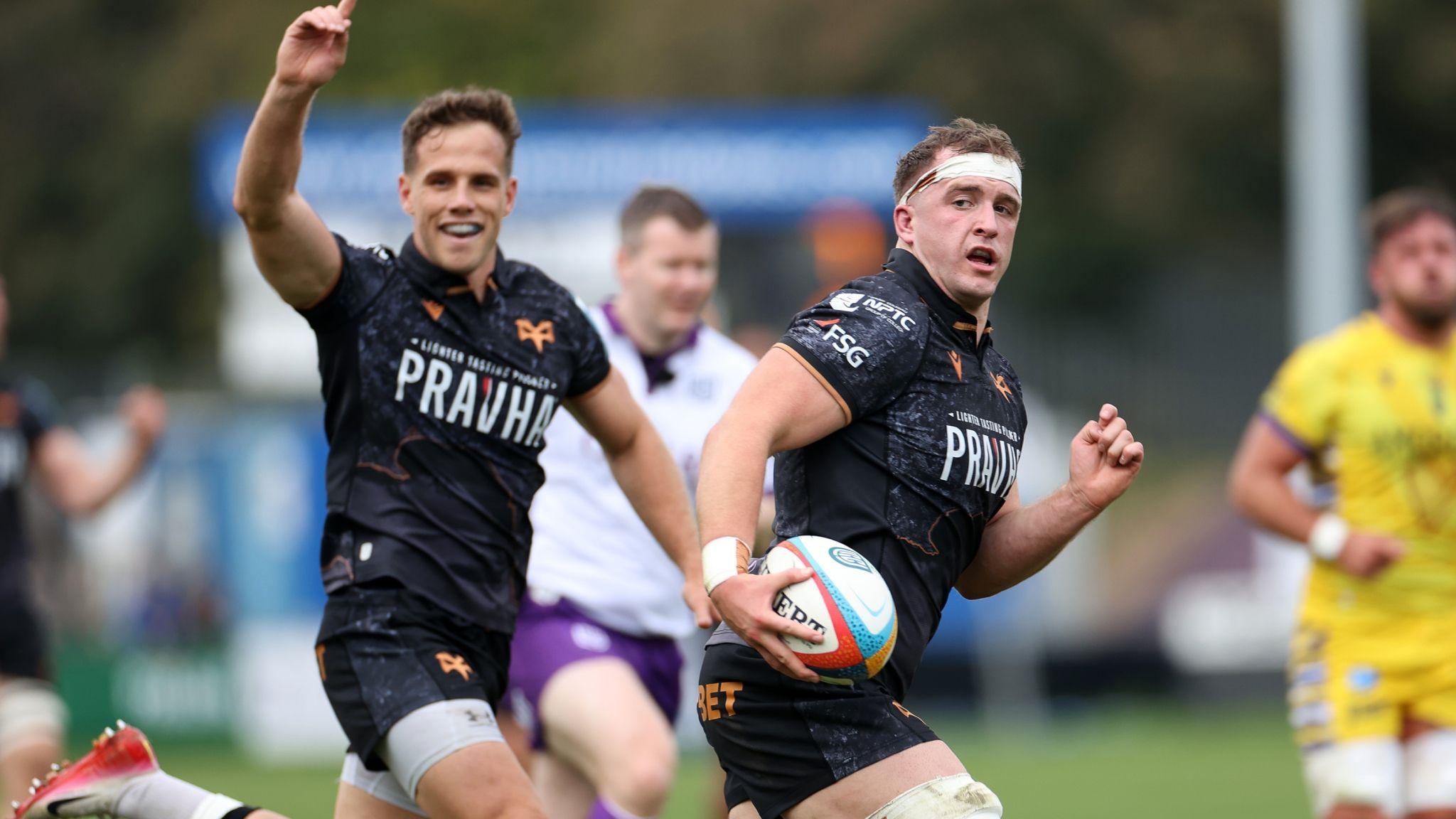 Morgan Morse runs in to score a try for Ospreys