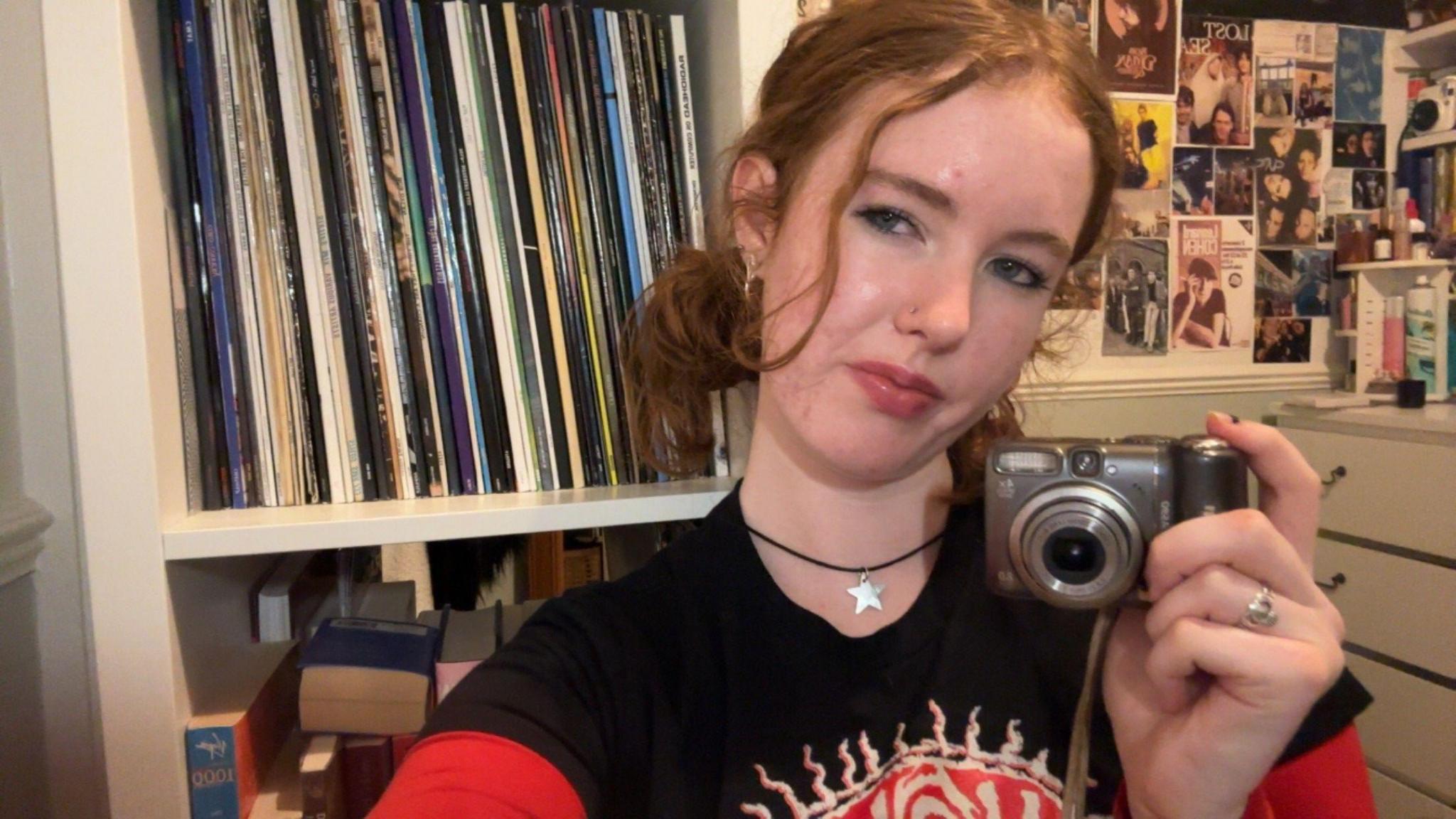 Aoife gyda chamera digidol