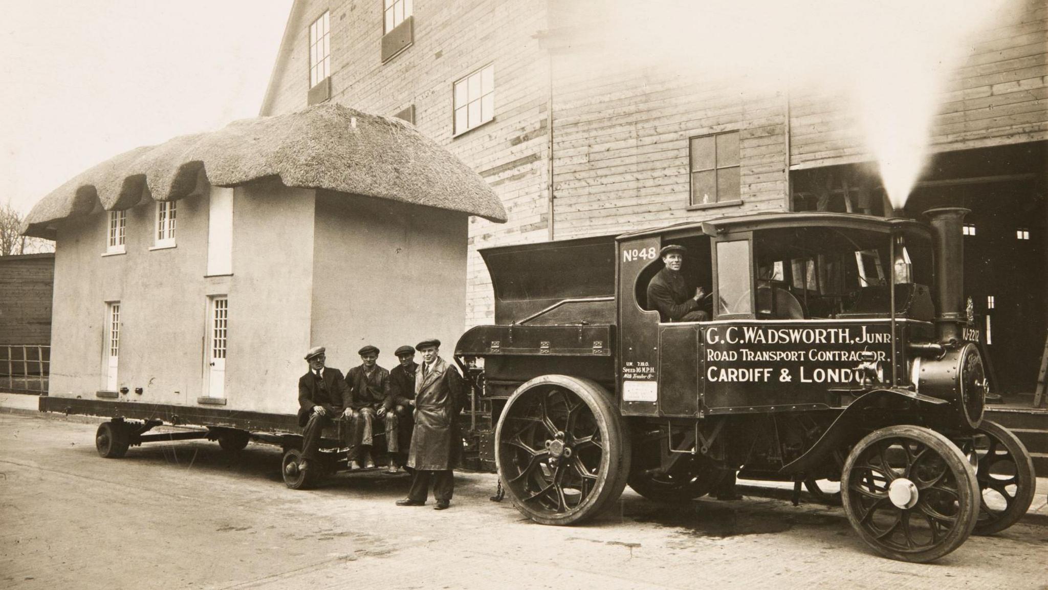 Y Bwthyn Bach yn cael ei gludo o Gymru i'r Royal Lodge yn Windsor yn 1932
