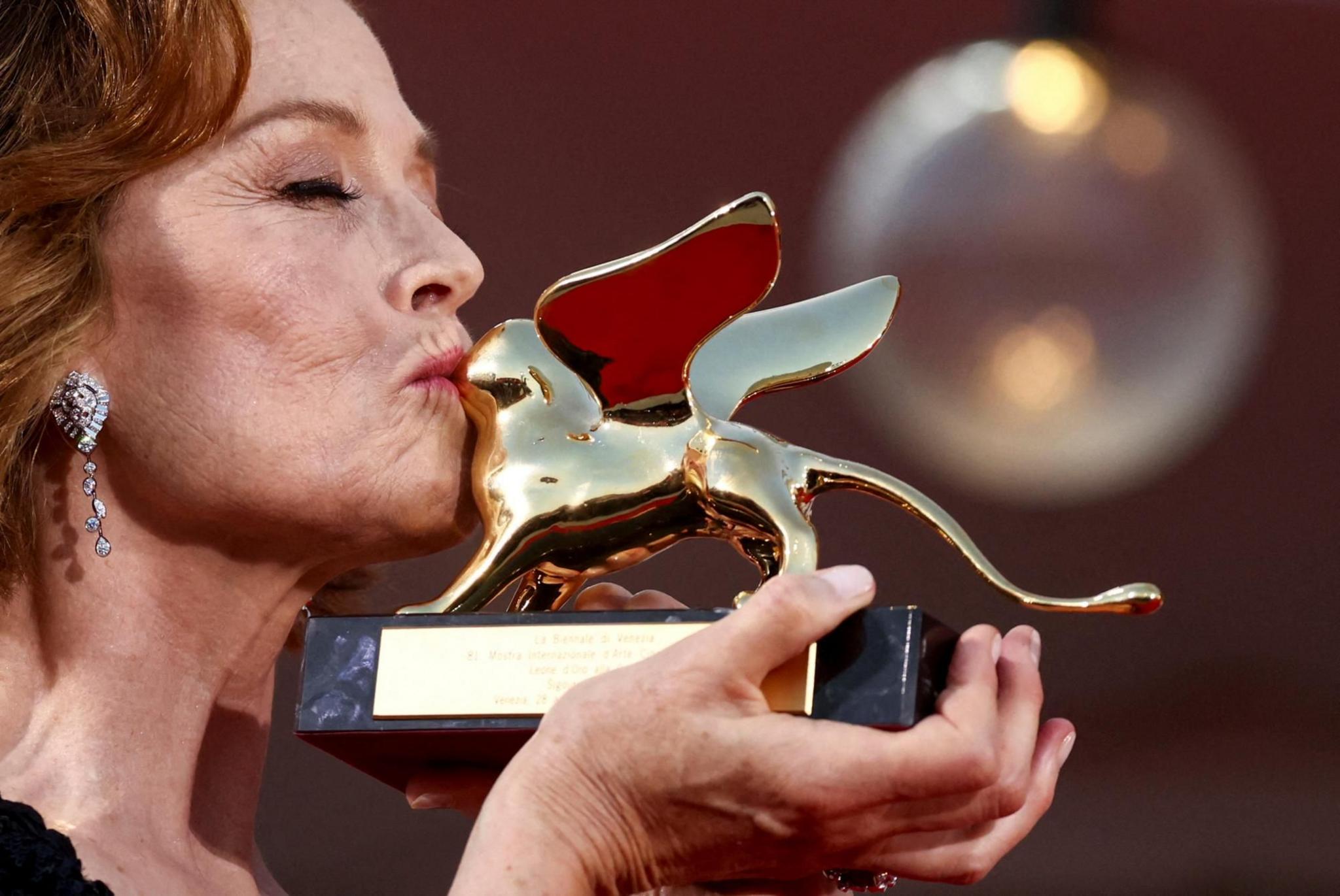 Sigourney Weaver poses with the Golden Lion award 