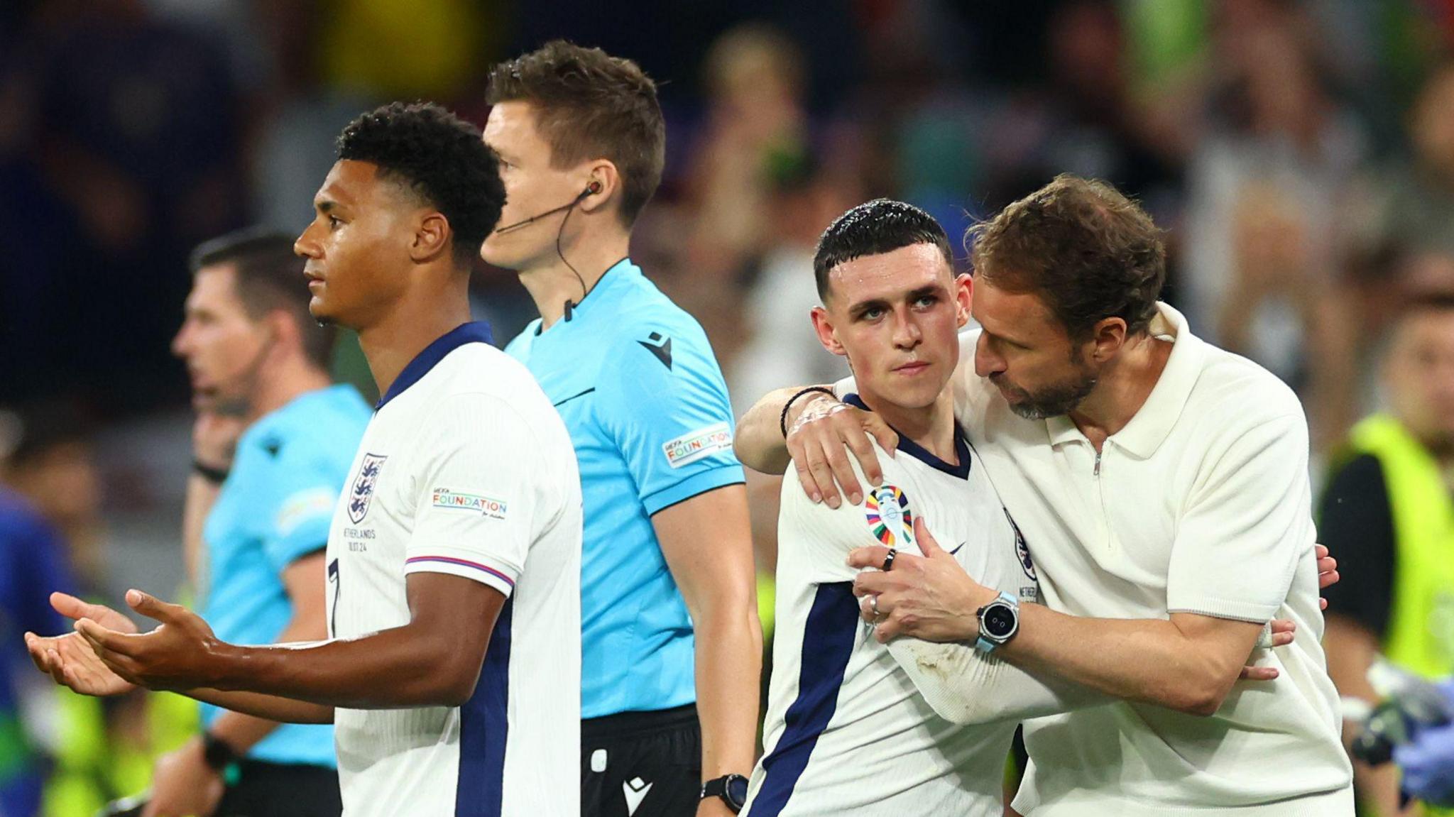 England manager Gareth Southgate speaks to substitute Phil Foden