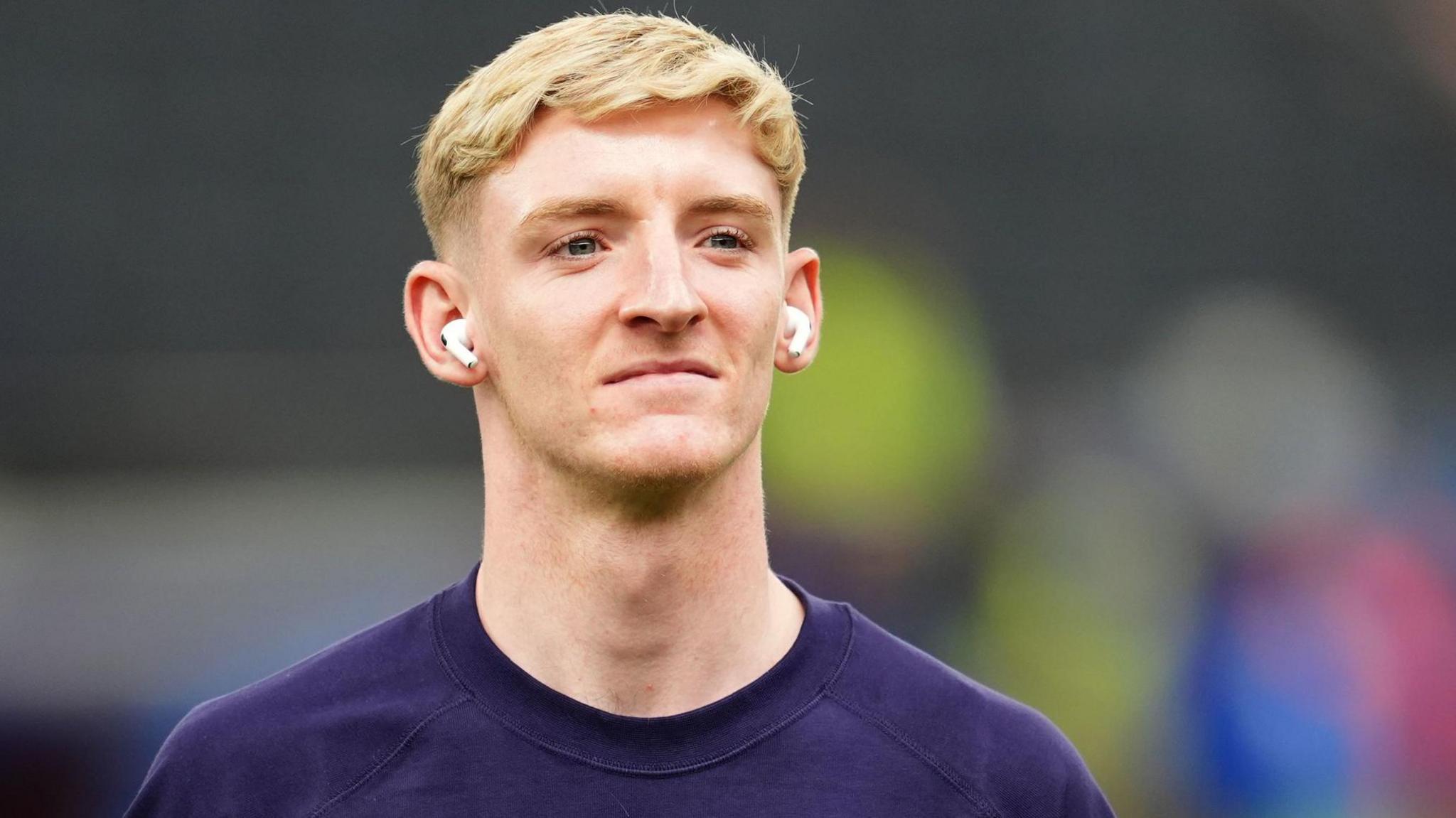 Anthony Gordon arrives at a stadium before an England match