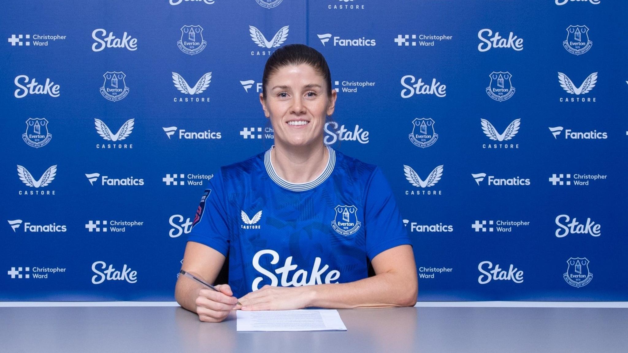 Maren Mjelde signs her contract at Everton